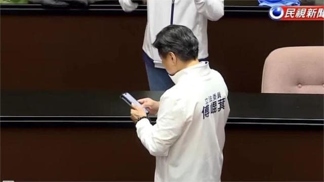傅崐萁議場內使用WeChat,意外被媒體捕捉,掀起網路討論。(翻攝民視)