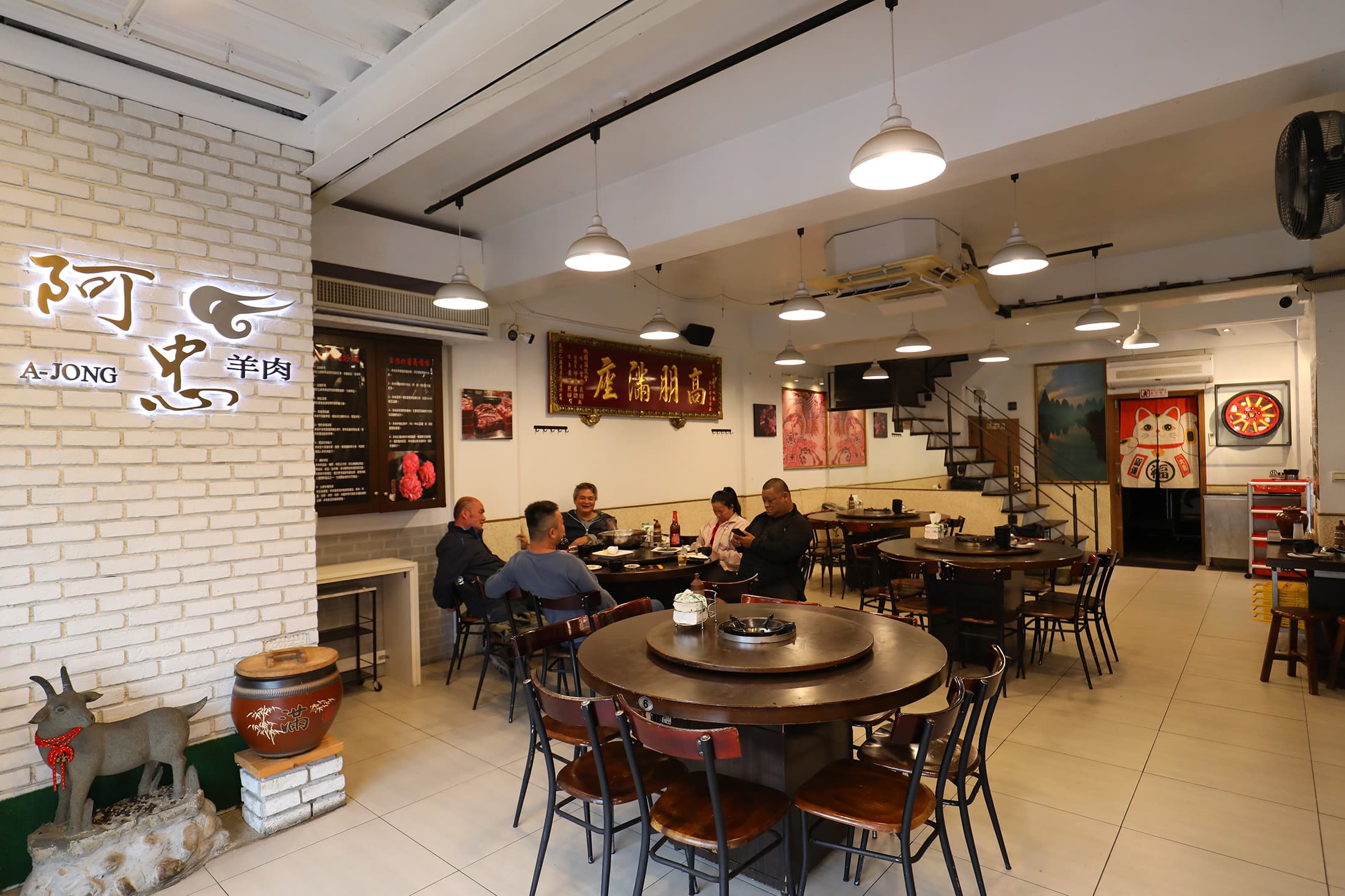 位於桃園的「阿忠羊肉店」是當地三大溫體羊肉爐餐廳,常吸引台北、新竹一代的饕客專程來品嘗。