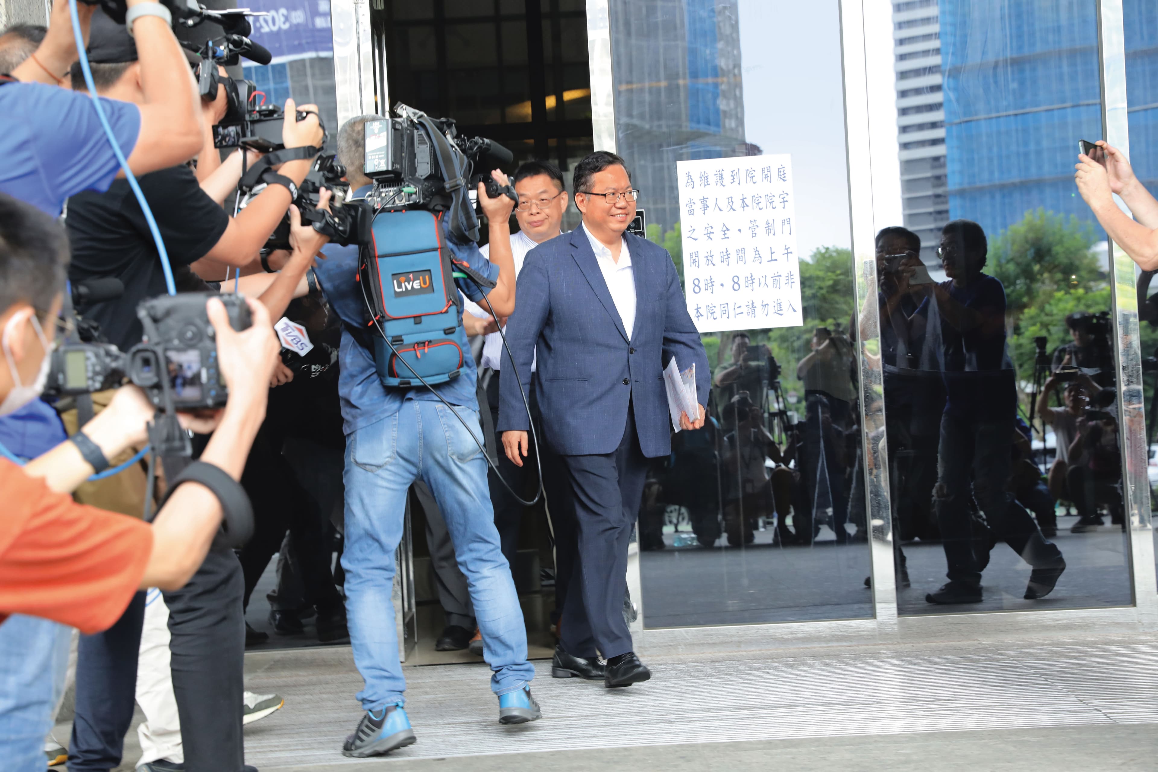 鄭文燦否認收賄,在得知廖氏父子丟包送錢後,即要求對方取回。