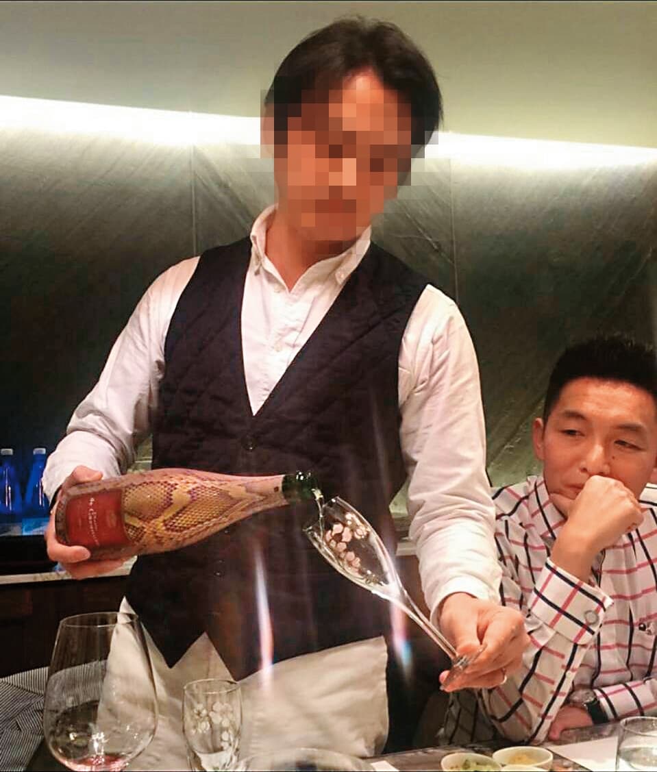 藍蔚文(右)的舊照曝光,當時本刊形容「王心凌的和牛宴,其實新歡藍蔚文就在現場,斯文的他身穿格子襯衫、手戴名錶,跟姚元浩完全不同款菜」。(讀者提供)