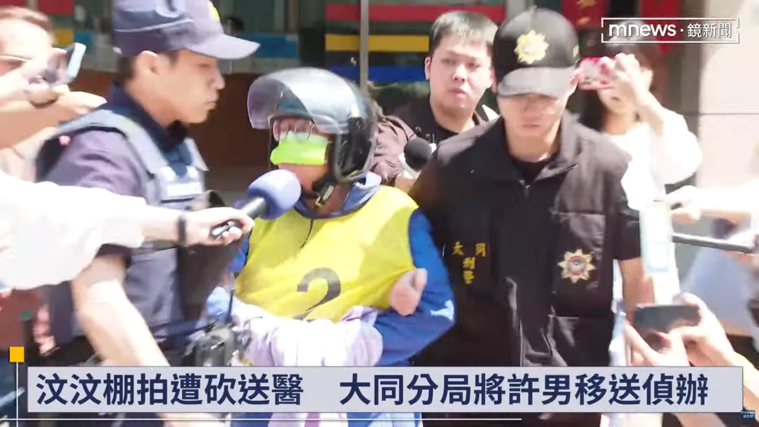 許男移送地檢署偵辦時情緒激動。(翻攝鏡新聞YT)