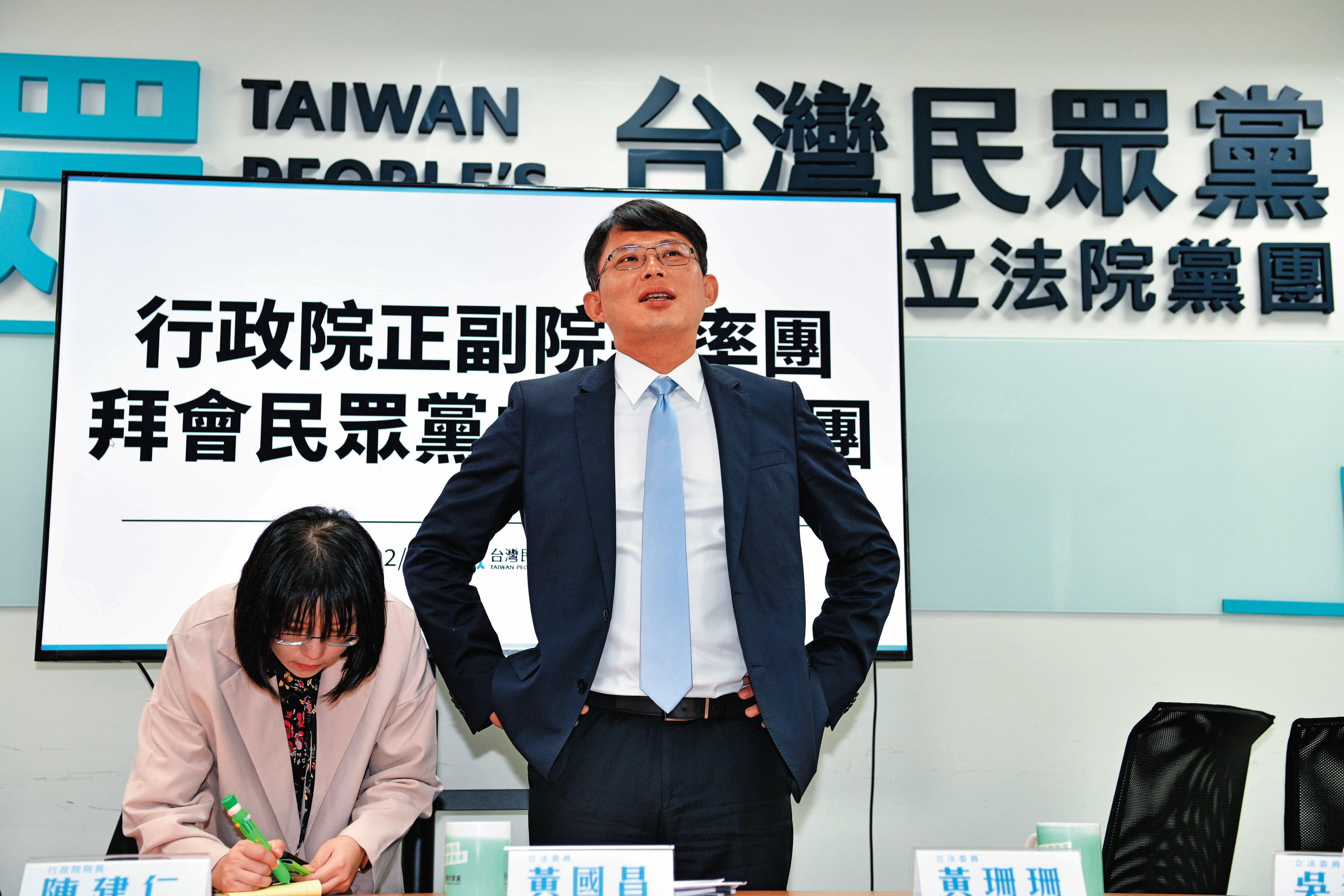 黃國昌擔任民眾黨團總召,並瞄準2年後的新北市長選舉,但對內宣示不碰黨務,避免再次捲入內鬥自傷。