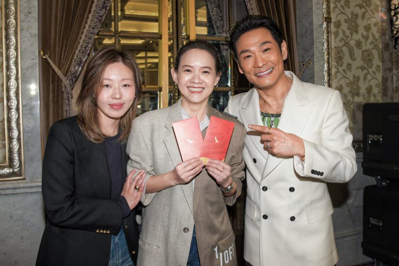 杜德偉與老婆李曉冰包紅包給主持人曾寶儀。