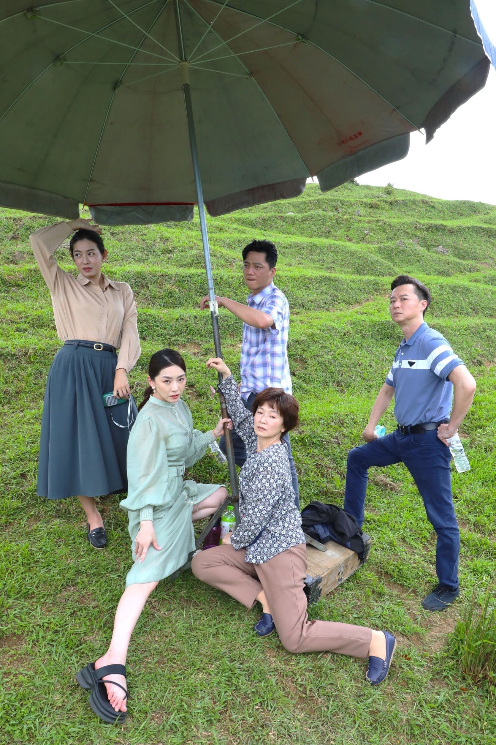 《好運來》高海生(劉至翰飾演)將領便當?演員集結謝瓊煖、龍天翔、藍葦華、米可白、何豪傑、賴芊合等人,一起在懸崖邊實景挑戰極限。(民視提供)