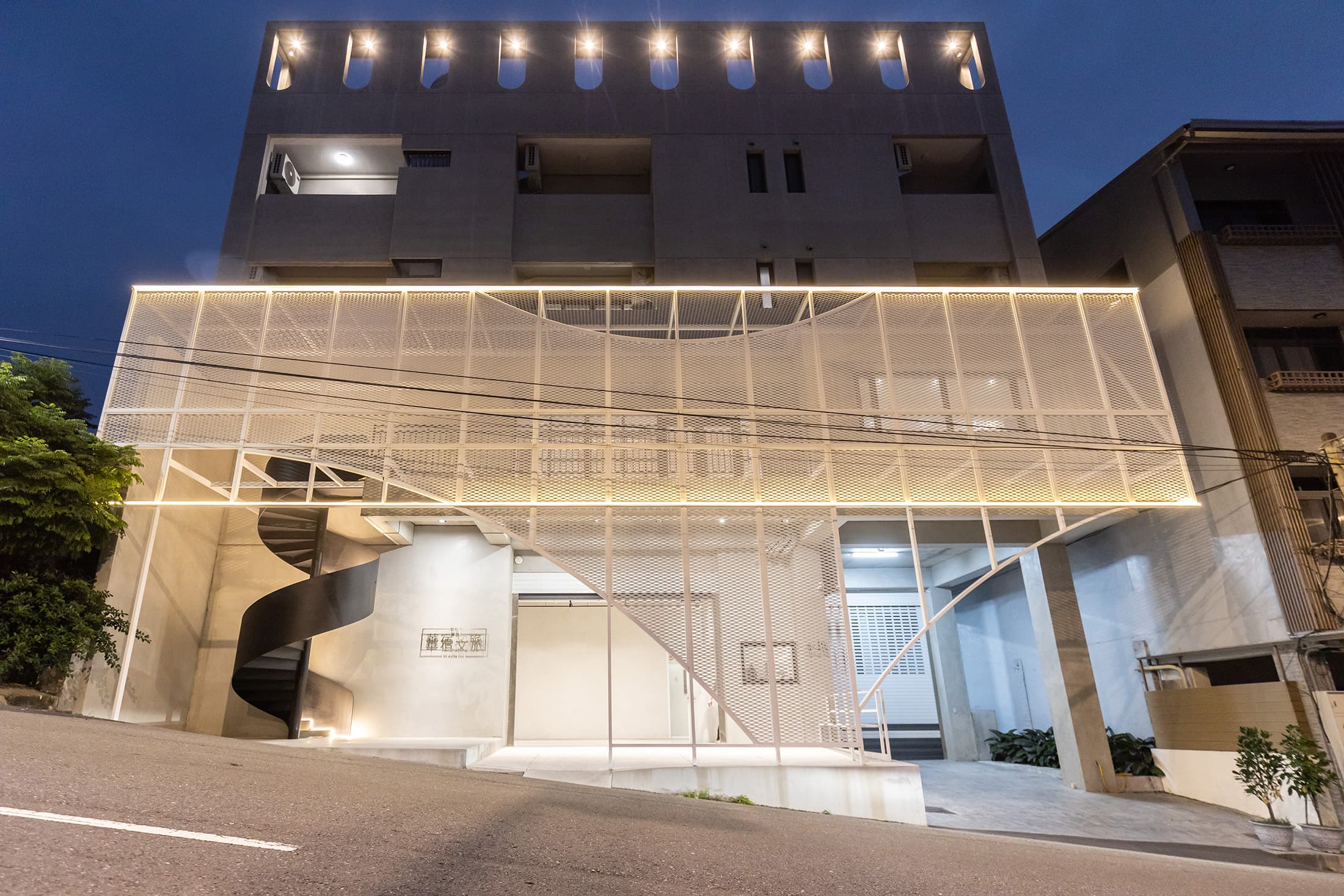 「彰化華宿文旅」位於八卦山半山腰,以工業風結合清水模,距離市區車程5分鐘,卻又保有寧靜住宿環境。