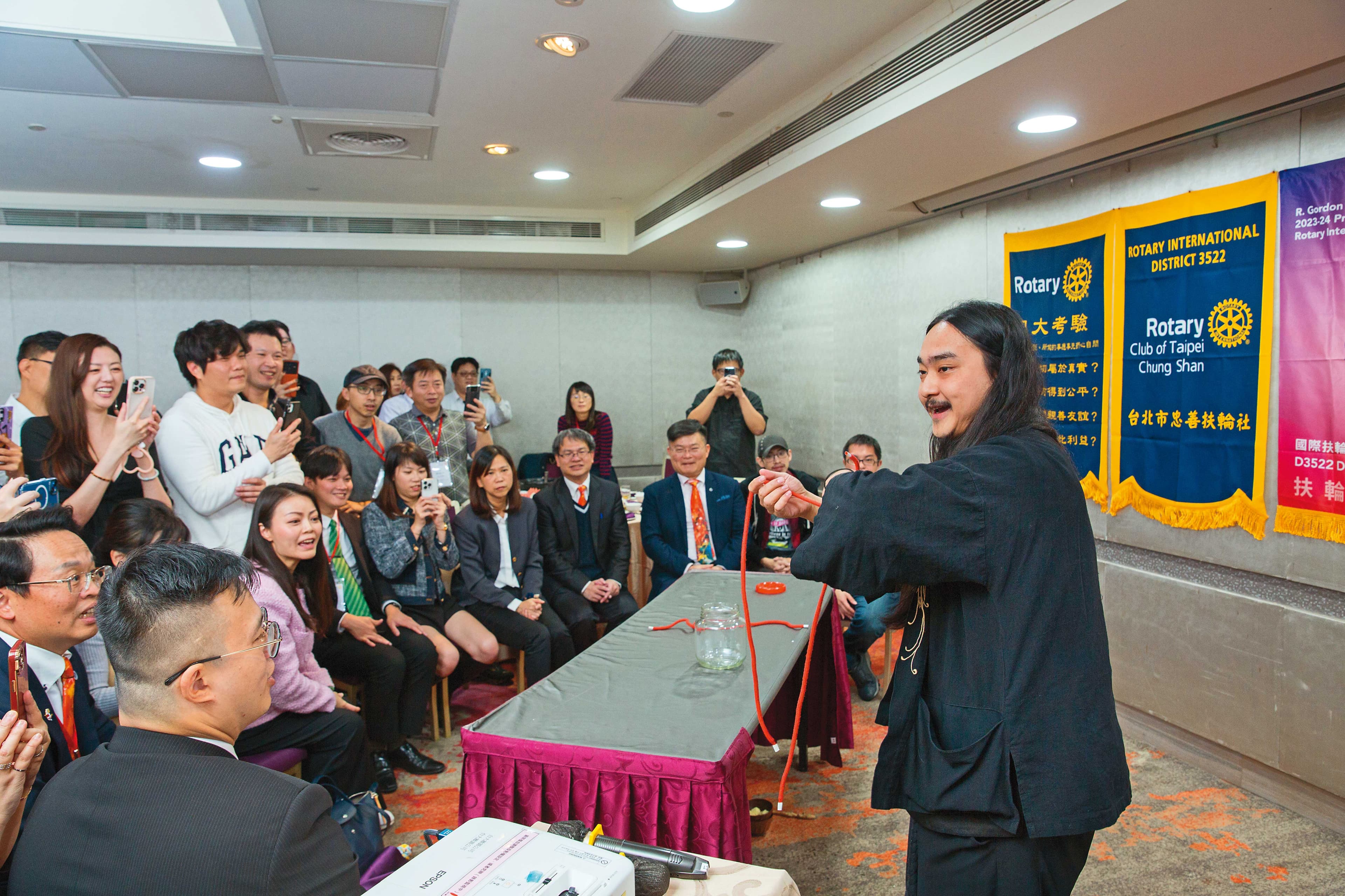 近距離魔術表演必須接收每個觀眾的一顰一笑,鄒秉勳(右)與觀眾幽默互動,精準掌握氛圍及節奏。