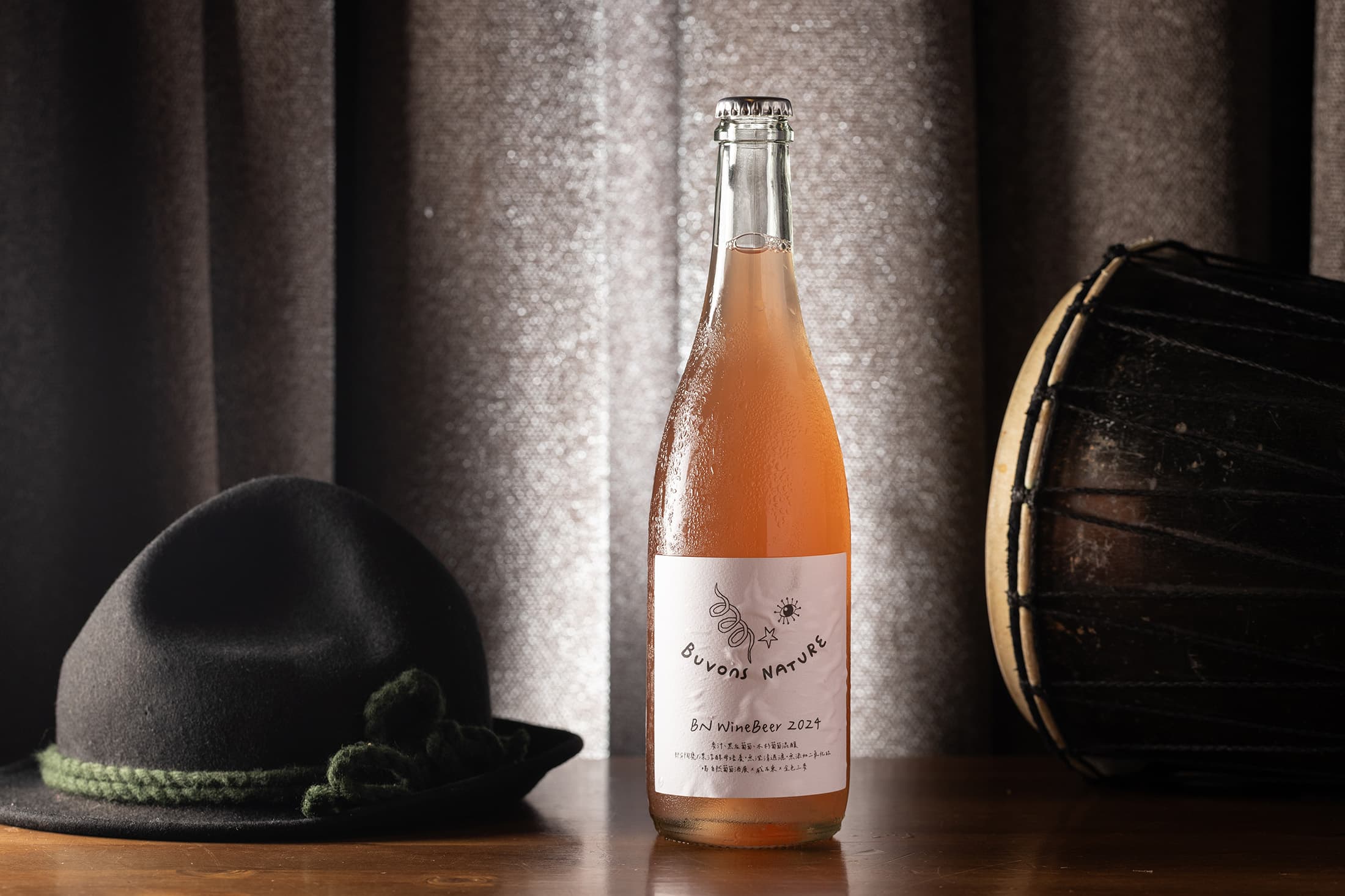 預計11月上市、限量400瓶的「2024 BN WineBeer」是與威石東合作的實驗性酒款,利用釀製葡萄酒後剩餘的黑后葡萄酒皮與酒泥進行野生共發酵,並將部分移至陶甕中熟成,為啤酒帶來「葡萄酒」般的風味。(880元/瓶)