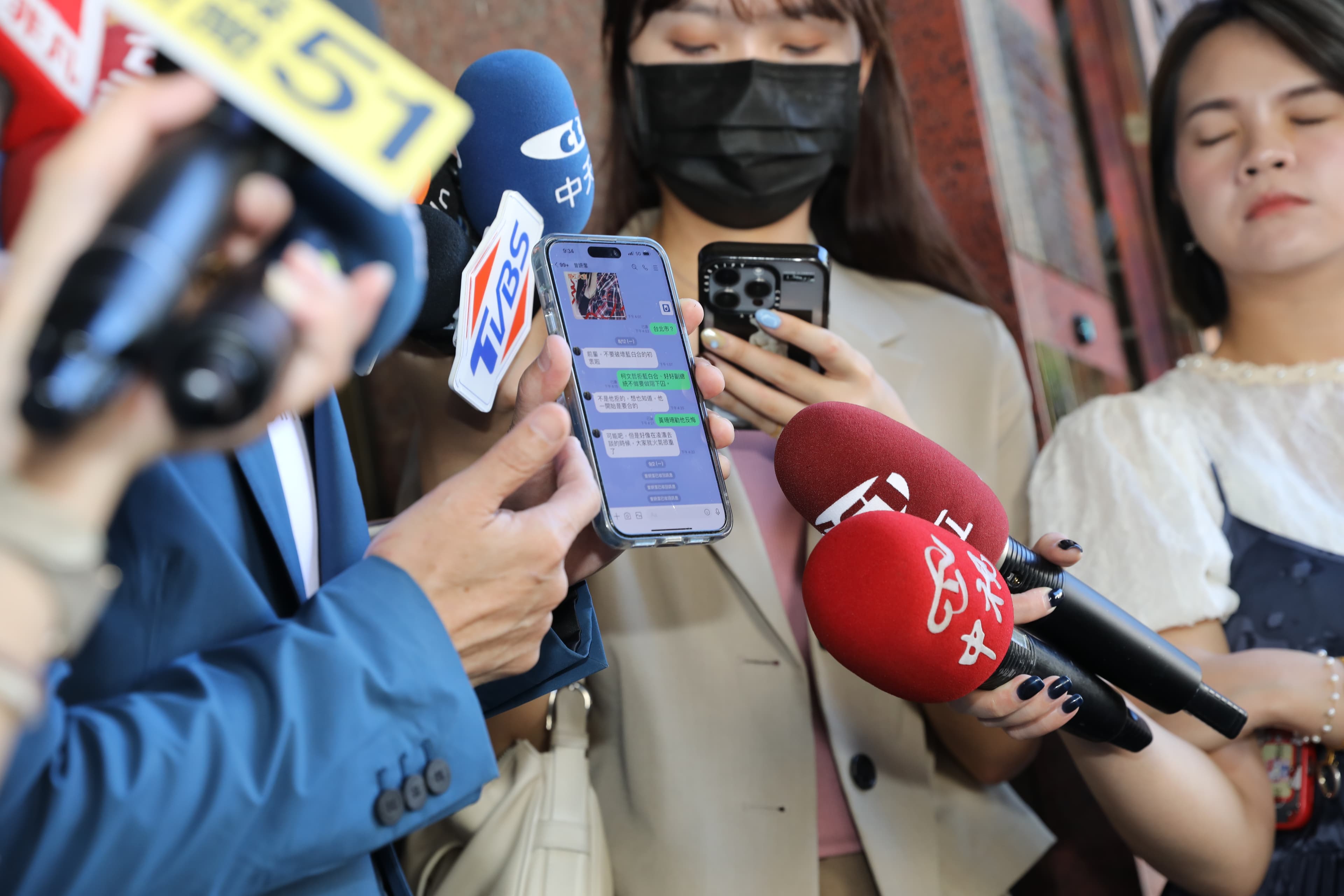 鍾小平今日公布自己與曾姸潔的聊天紀錄,但部分訊息已收回。