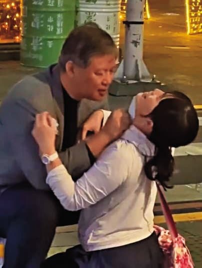 謝靜華強行扯下馬尾妹的口罩,馬尾妹頭往後仰,拚命閃躲。(翻攝影片)