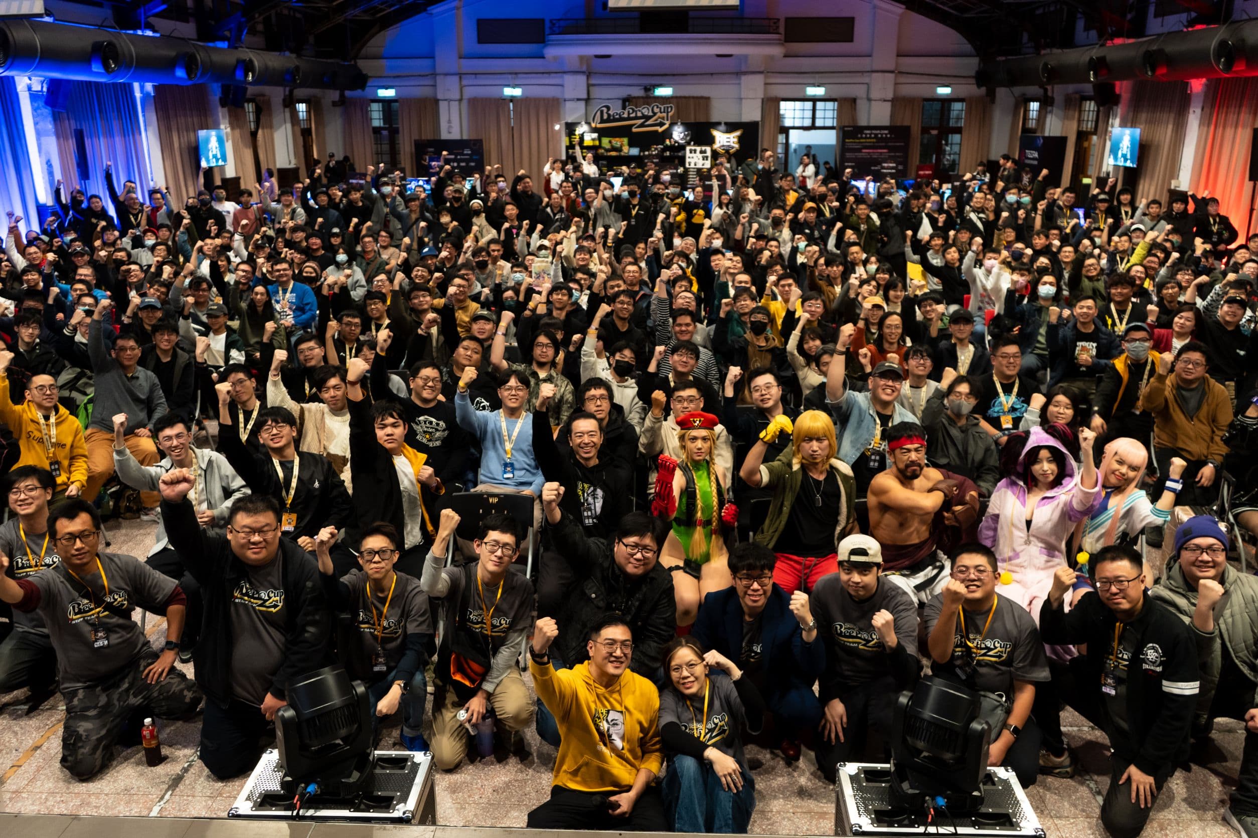 BeePro Cup主辦人向玉麟及妻子小Ju,去年12月底在BeePro Cup與觀眾合影。(BeePro Cup提供)