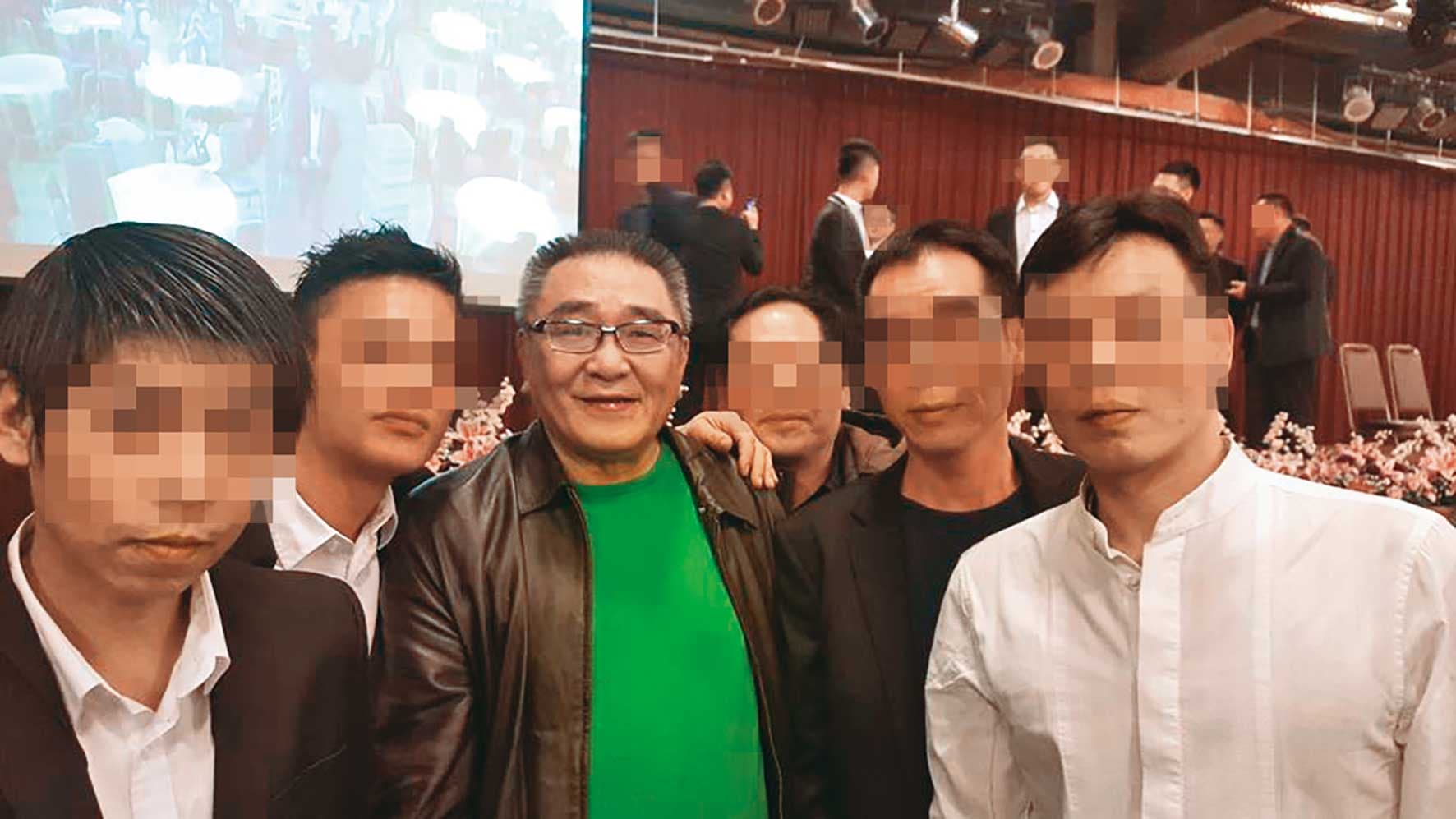 竹聯幫青堂前堂主「四川」高世川(中)輩分頗高,很受幫眾敬重。(翻攝高世川臉書)