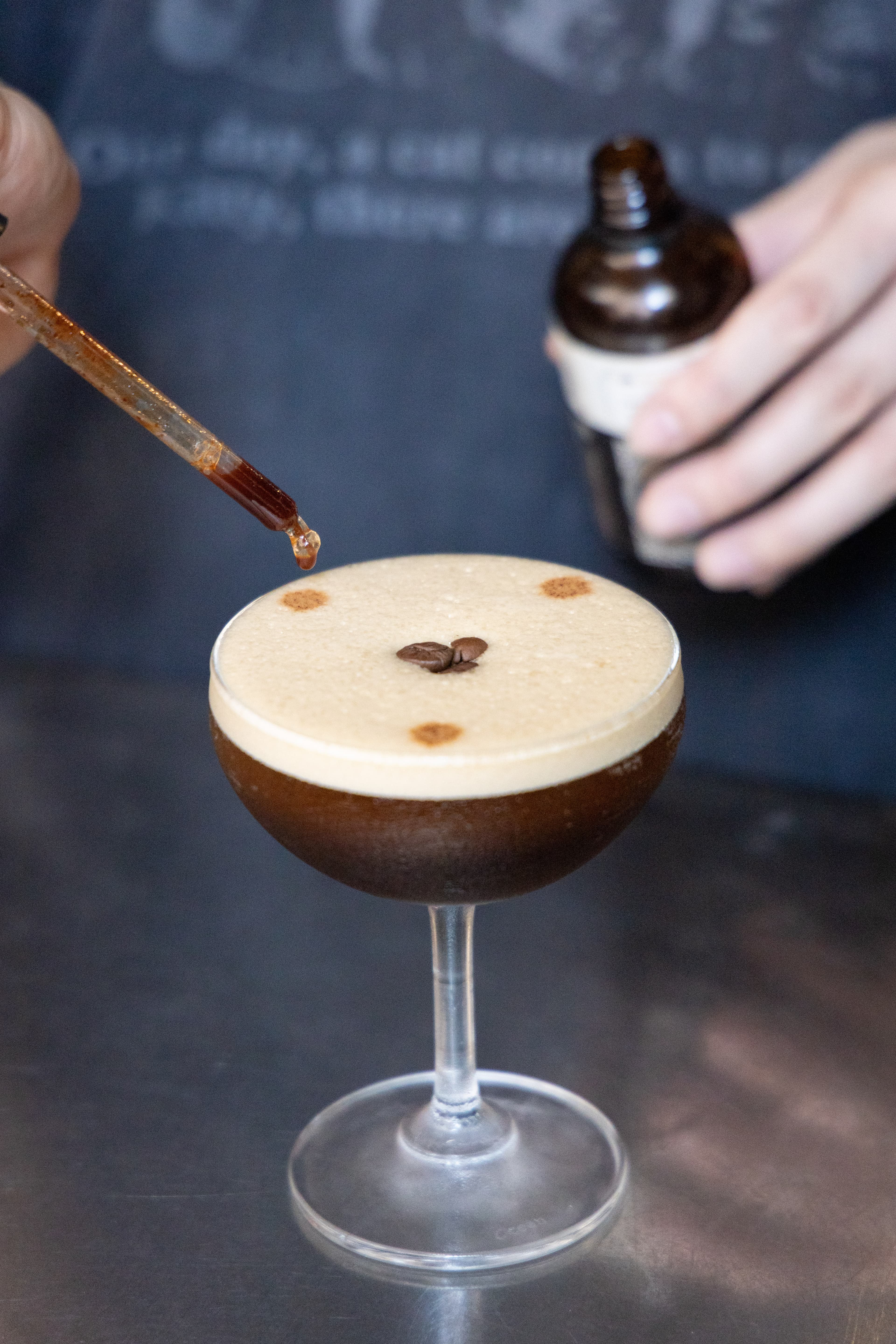 「#Coffeeisthenewblack」使用濃縮咖啡，加上酒精Vodka、冷萃咖啡酒，最後滴上巴布巧克力苦精，酒感與咖啡香氣平衡的剛剛好。（港幣100元／杯）