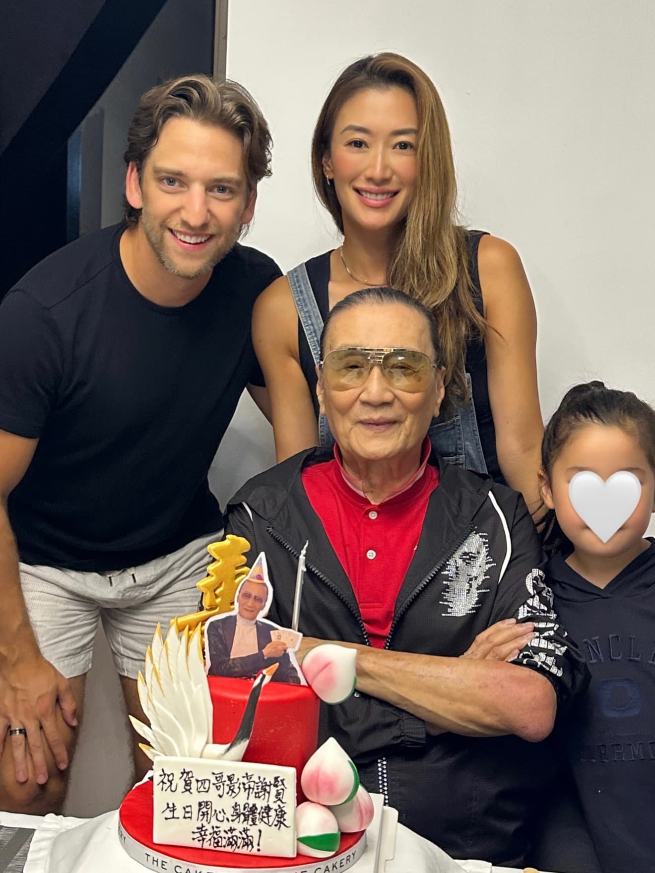 謝婷婷昔日和丈夫、女兒替爸爸謝賢慶生的畫面。(翻攝jennifertsetingting IG)