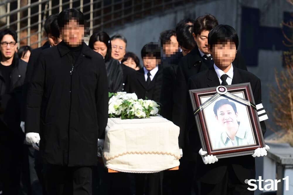 李善均(右)大兒子從美國趕回韓國,今負責捧著父親遺照。(翻攝自star1)