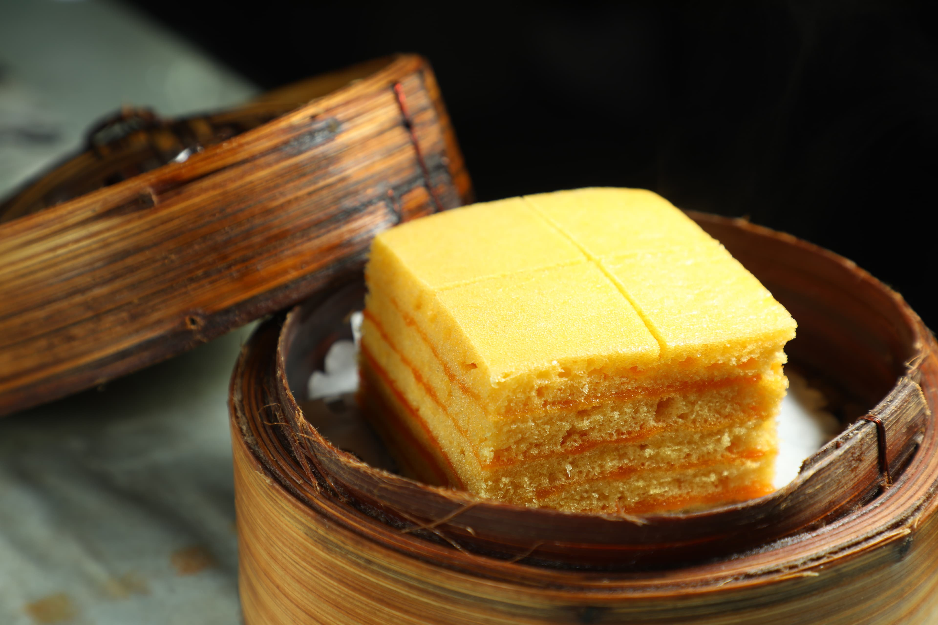 點心選擇多樣,「流沙千層糕」鬆軟香甜。(港幣37元/份,約NT$140)