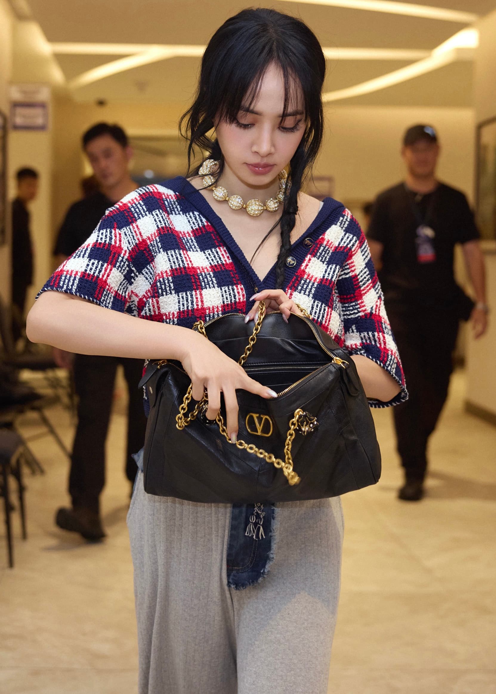 Valentino向來不乏名人加持,蔡依林曾帶著新款Panthea包亮相。(Valentino提供)