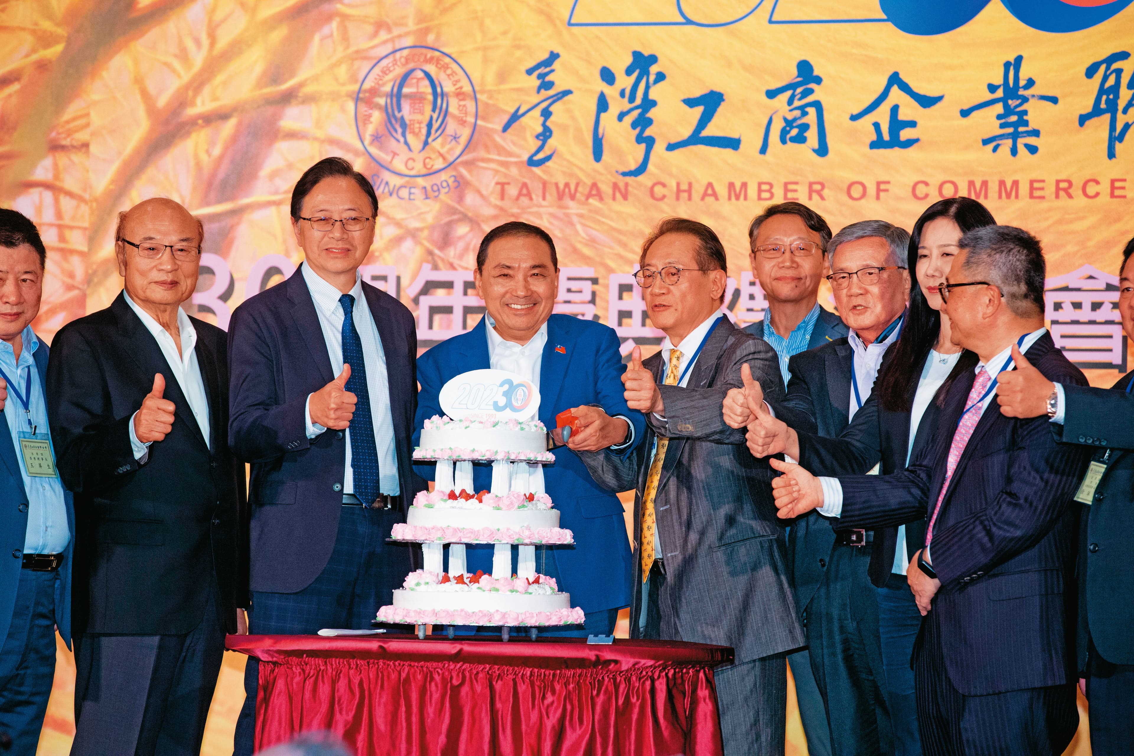 侯友宜(左3)提出企業替勞工加薪,就可扣抵所繳稅賦的政見,盼幫年輕人提高薪資。