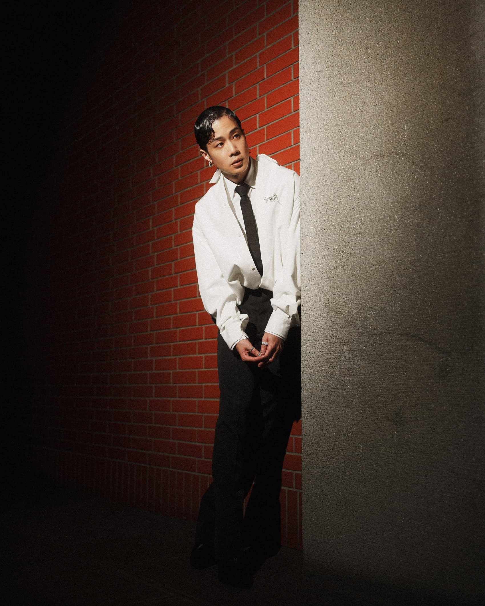 薛仕凌身穿Valentino「Black Tie」系列登台領獎。(Valentino提供)
