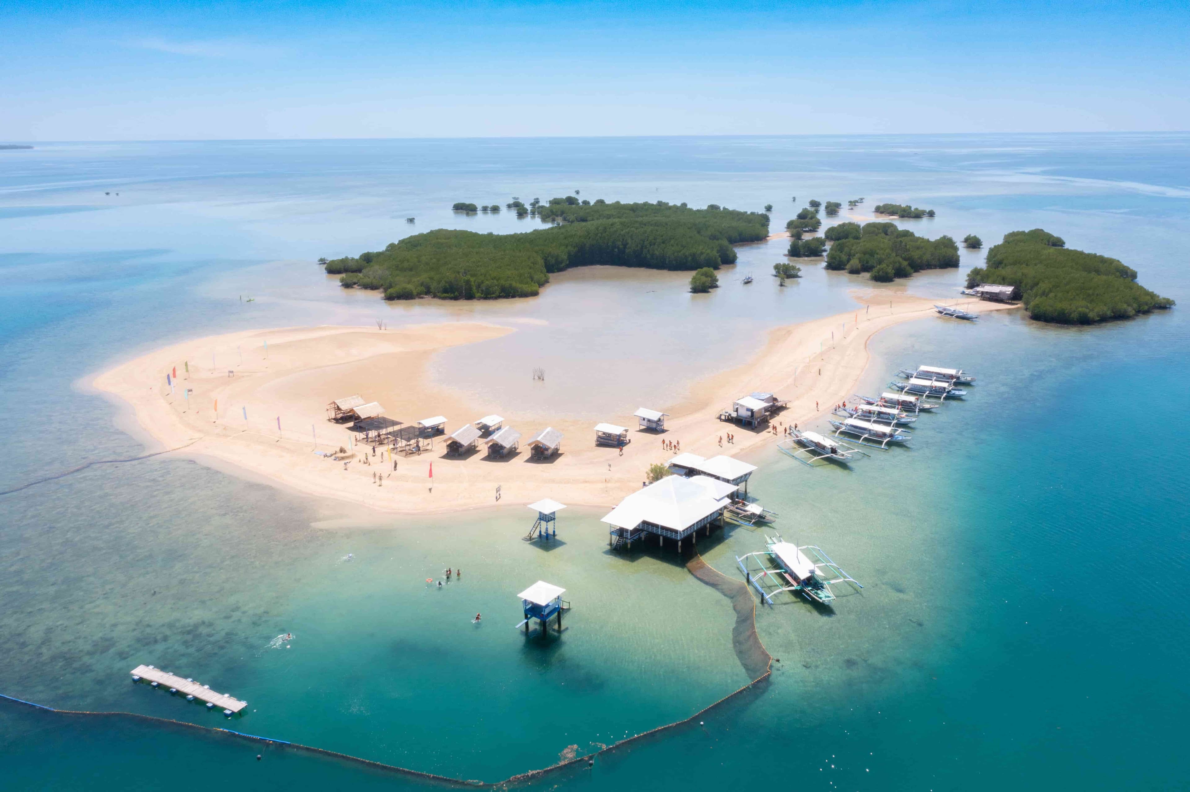 面積不大的「路尼島」(Luli Island)有著大片紅樹林,還能體驗浮潛、跳水等活動。