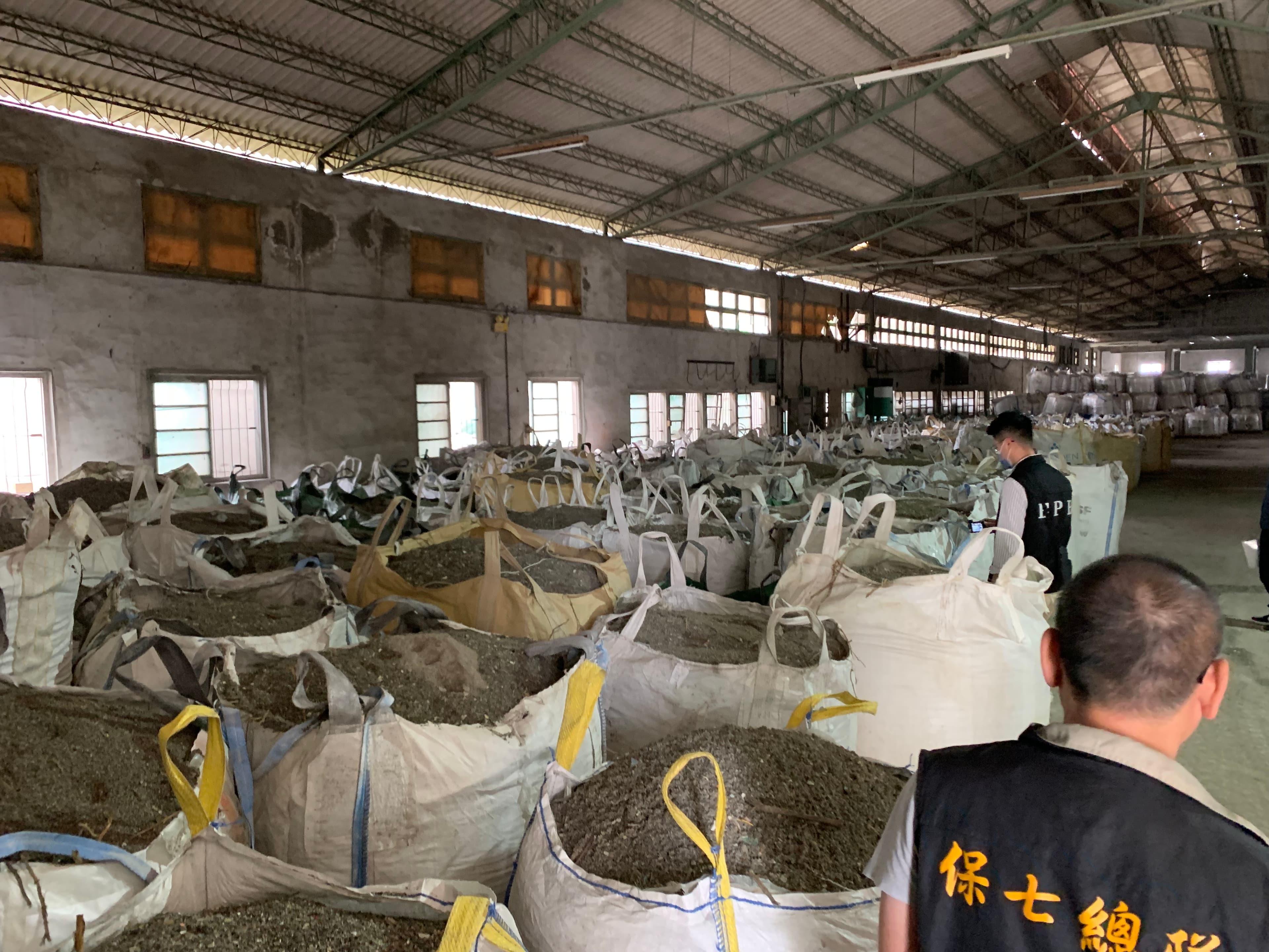 不肖業者收受廢塑膠混合物後，轉交再利用廠商，以合法掩護非法，回填掩埋廢棄物。（保七第三大隊第二中隊提供）