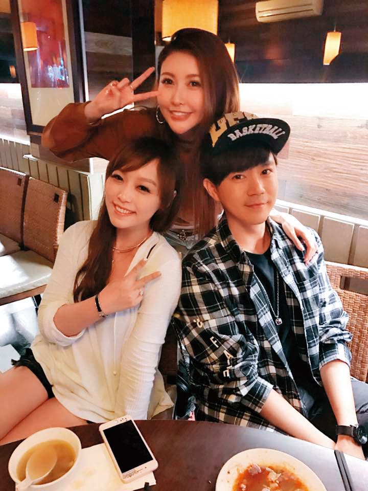 小蜜桃姐姐(左)曾傳是愷樂(中)與老公的牽線人,當初愷樂與她、李岳(右)經常聚會;不過小蜜桃拒絕透露愷樂的近況。(翻攝自小蜜桃姐姐臉書)