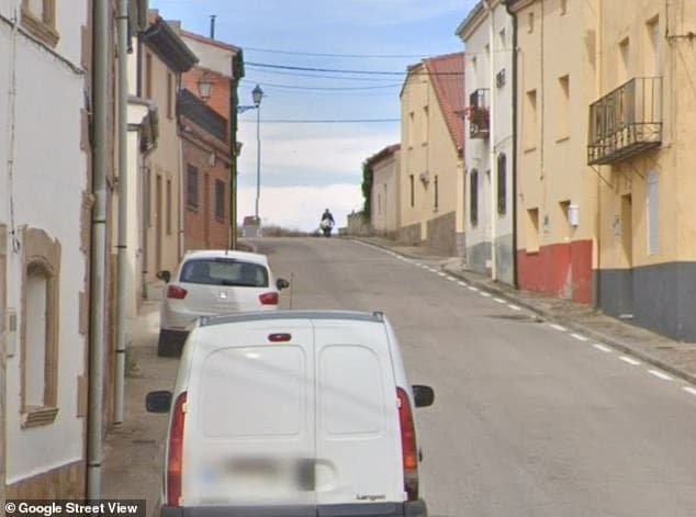 街景車意外拍到嘎拉多從遠處運屍的畫面。(翻自Google街景)