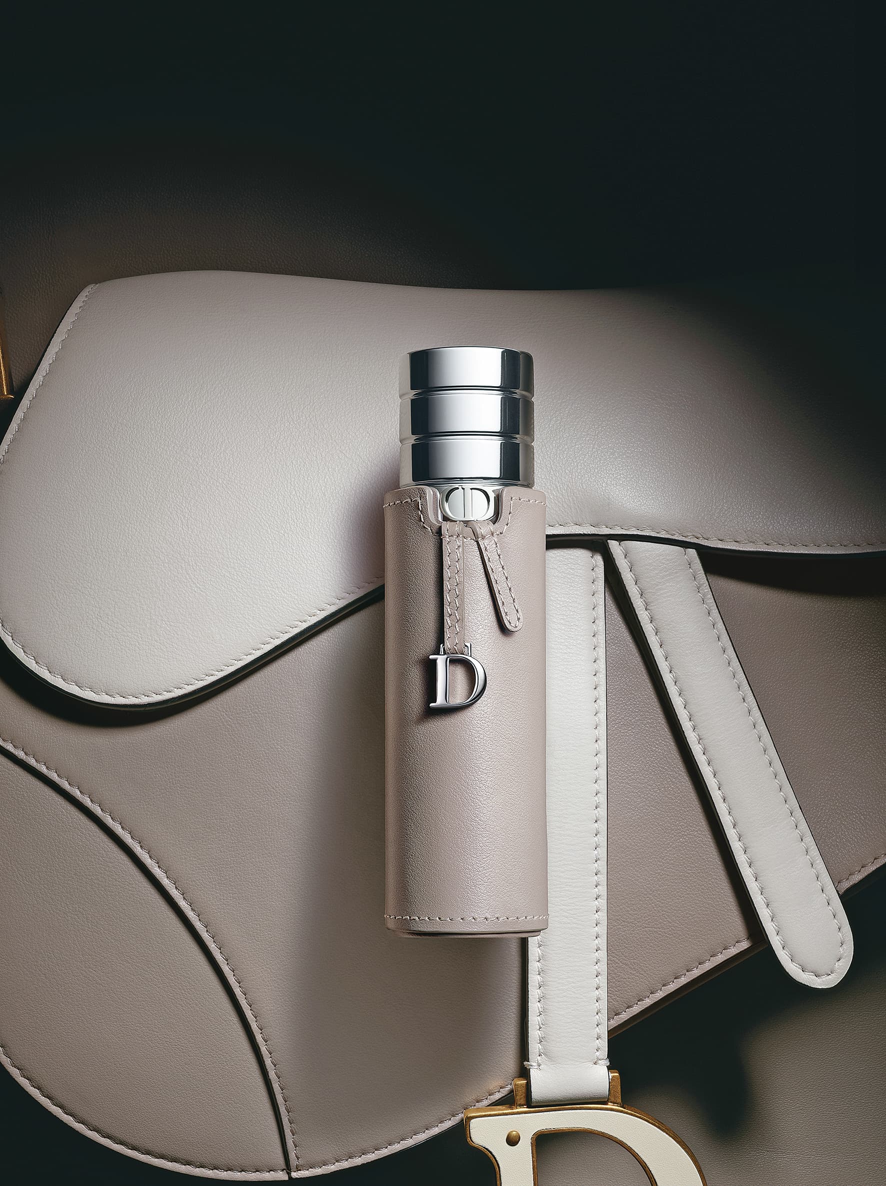 迪奧香氛世家皮革木語香氛。NT$6,700\50ml、NT$10,900\100ml、NT$16,100\200ml(DIOR提供)