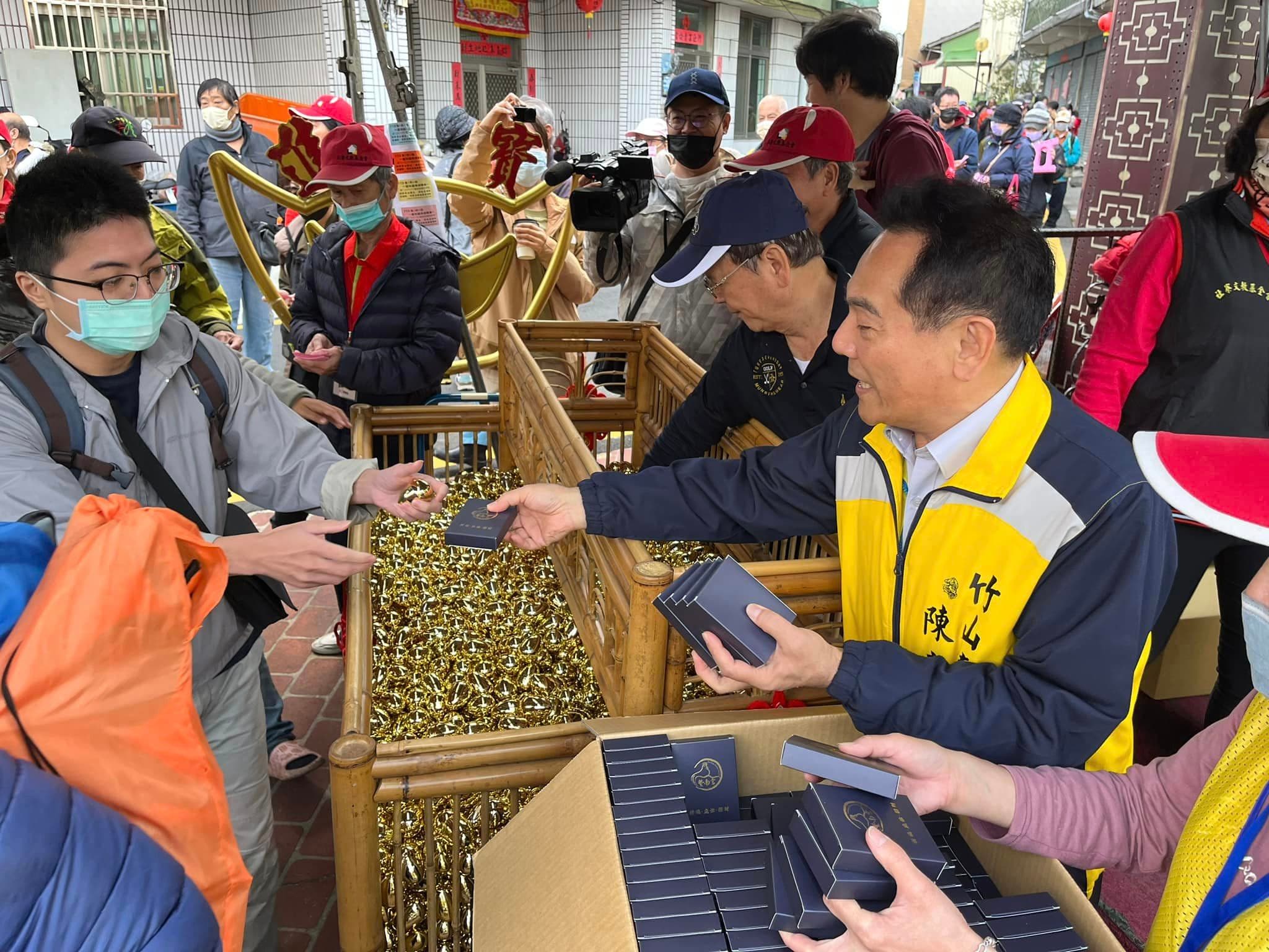 竹山鎮長陳東睦也到現場一同發放龍年錢母。(翻攝自竹山鎮長陳東睦臉書)