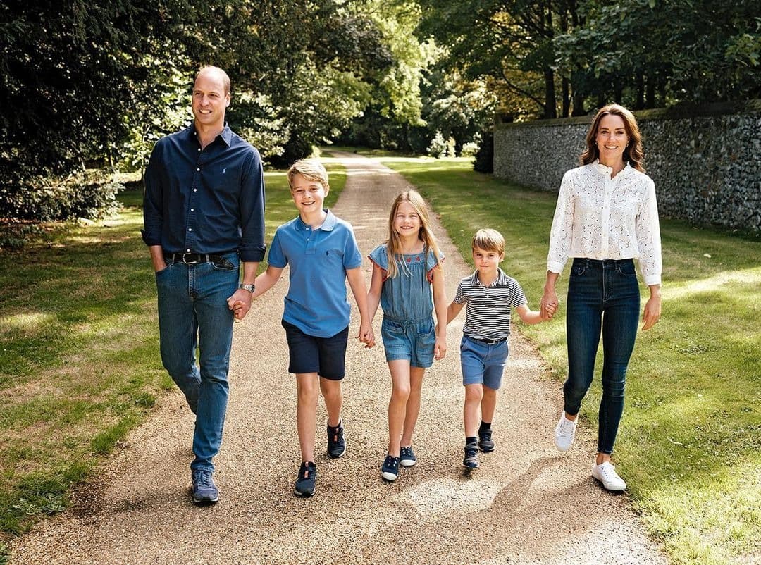 威廉王子一家人2022年的耶誕卡。(翻攝X@KensingtonRoyal)