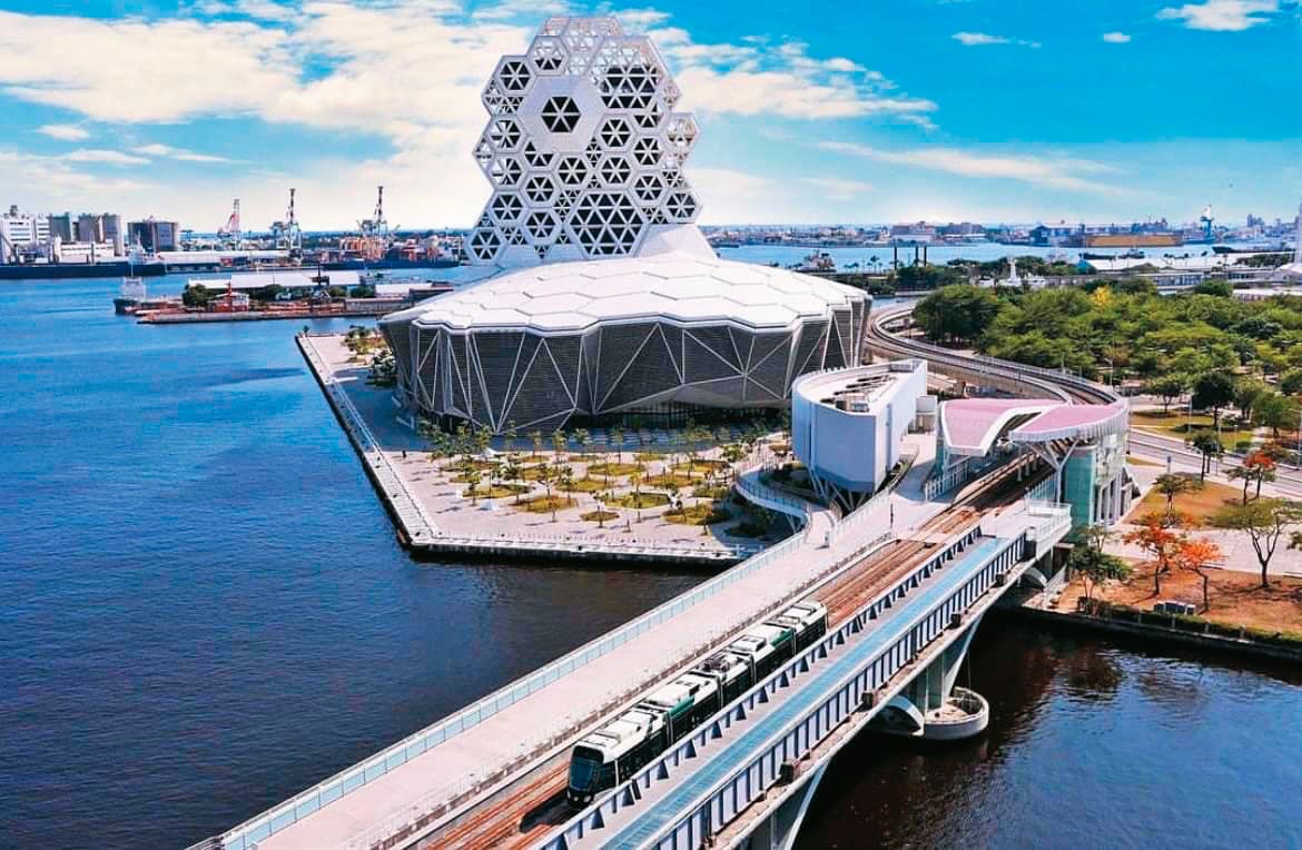 衝刺高雄選情,陳其邁打政績、建設牌,高雄輕軌歷經10年施工在他任內終於成圓。(高雄市政府提供)