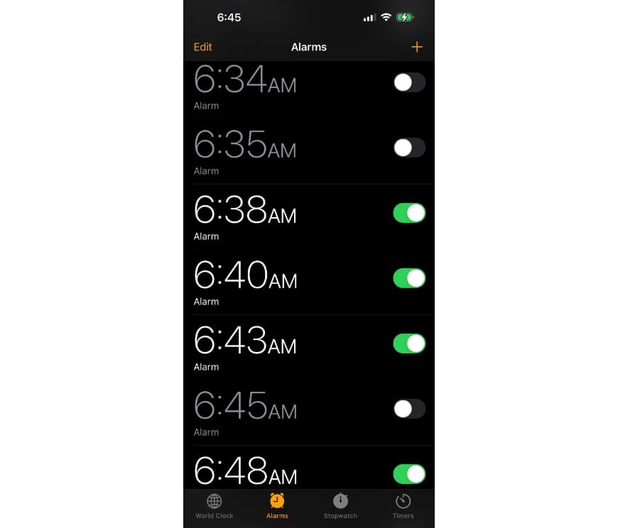 網友po出截圖抱怨自己的iPhone15鬧鐘,沒有在設置好的時間正常運作。(翻攝自reddit)