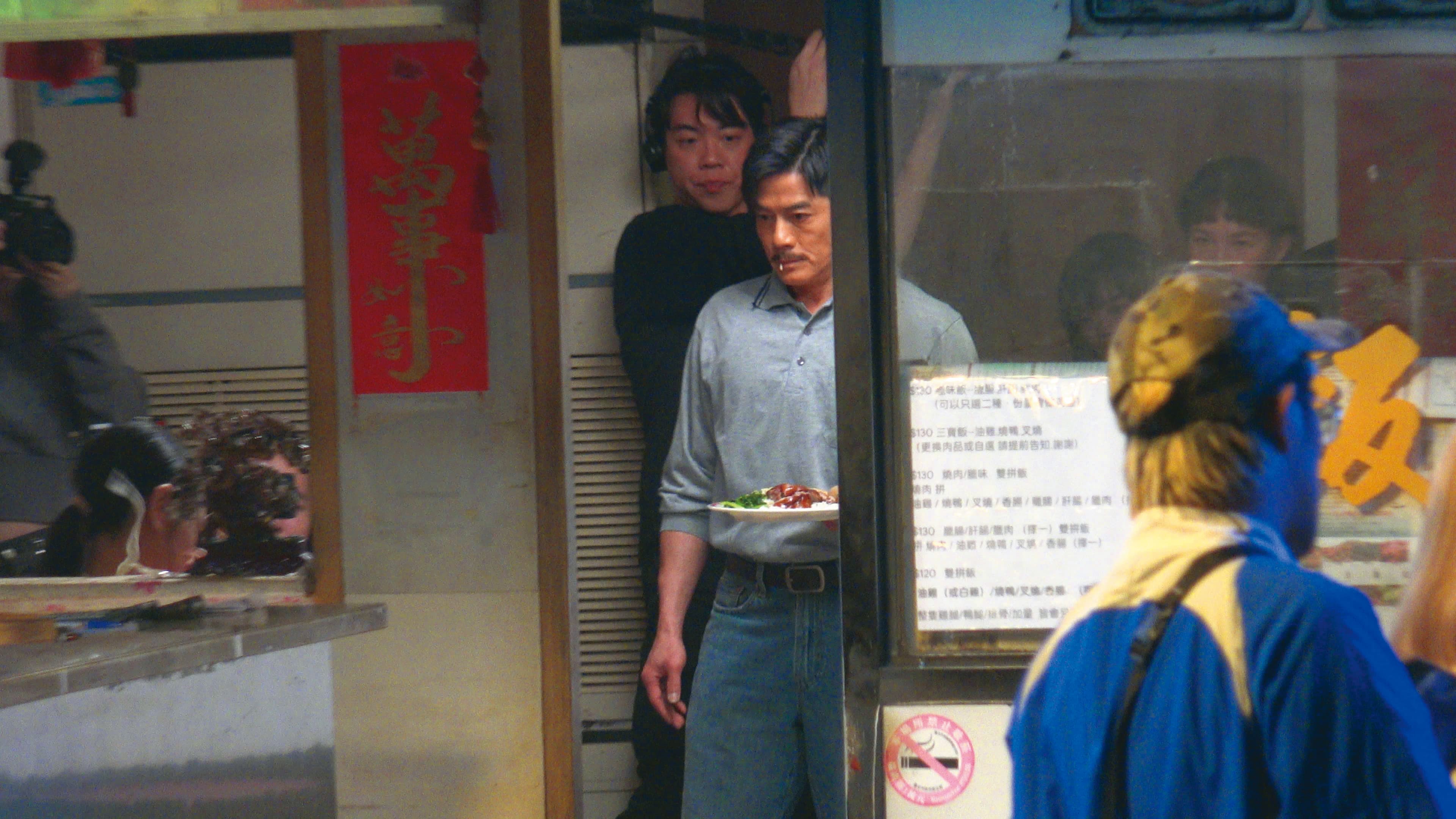 19:27飾演燒臘店老闆的郭富城,端了一盤燒鴨飯上菜,被他「服侍」的臨時演員開心死了。