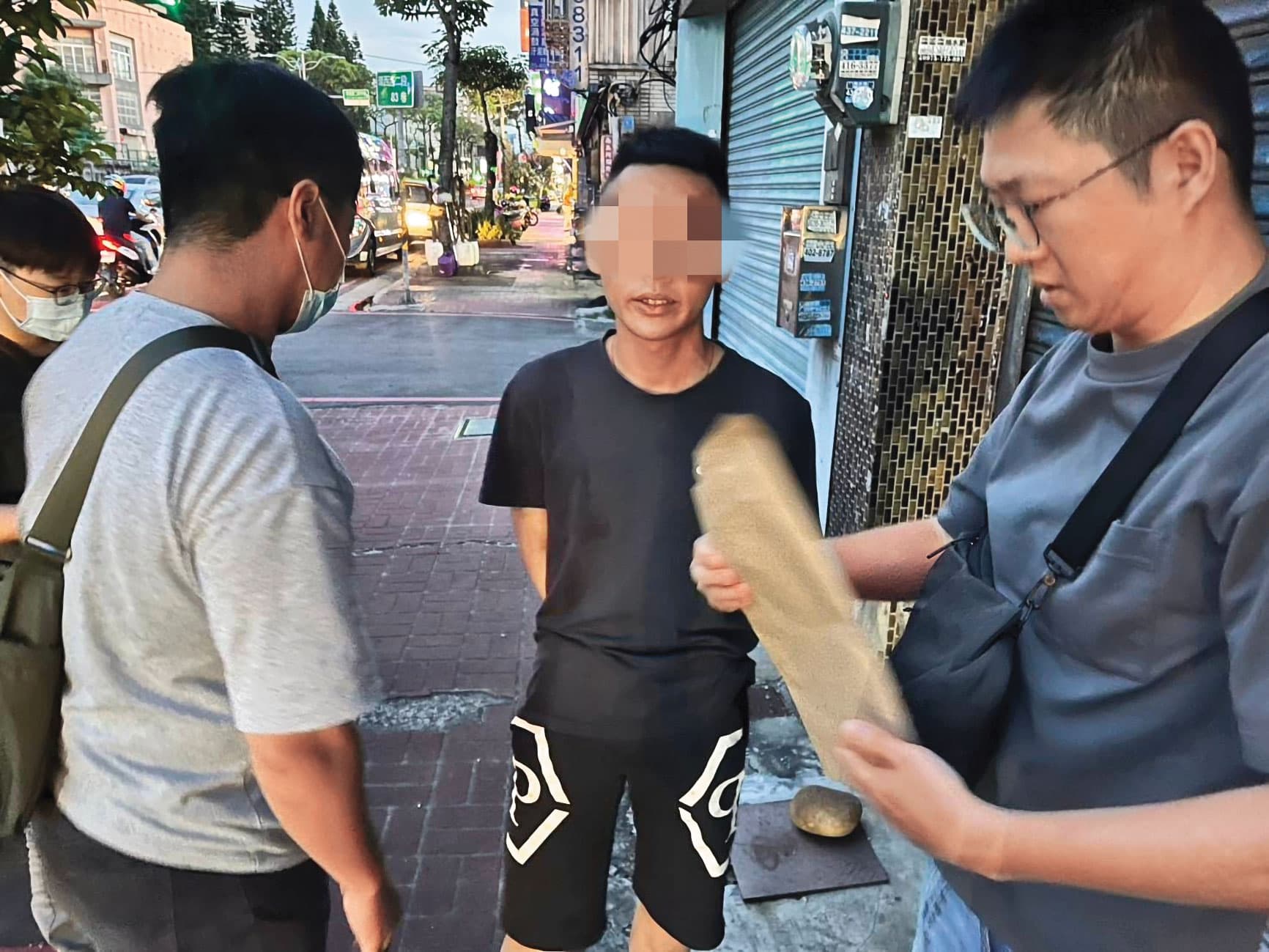 遭警方逮捕的陳男(中)是杜男副手,除負責管理小姐外,也協助拍攝未成年少女的性影像。(翻攝畫面)