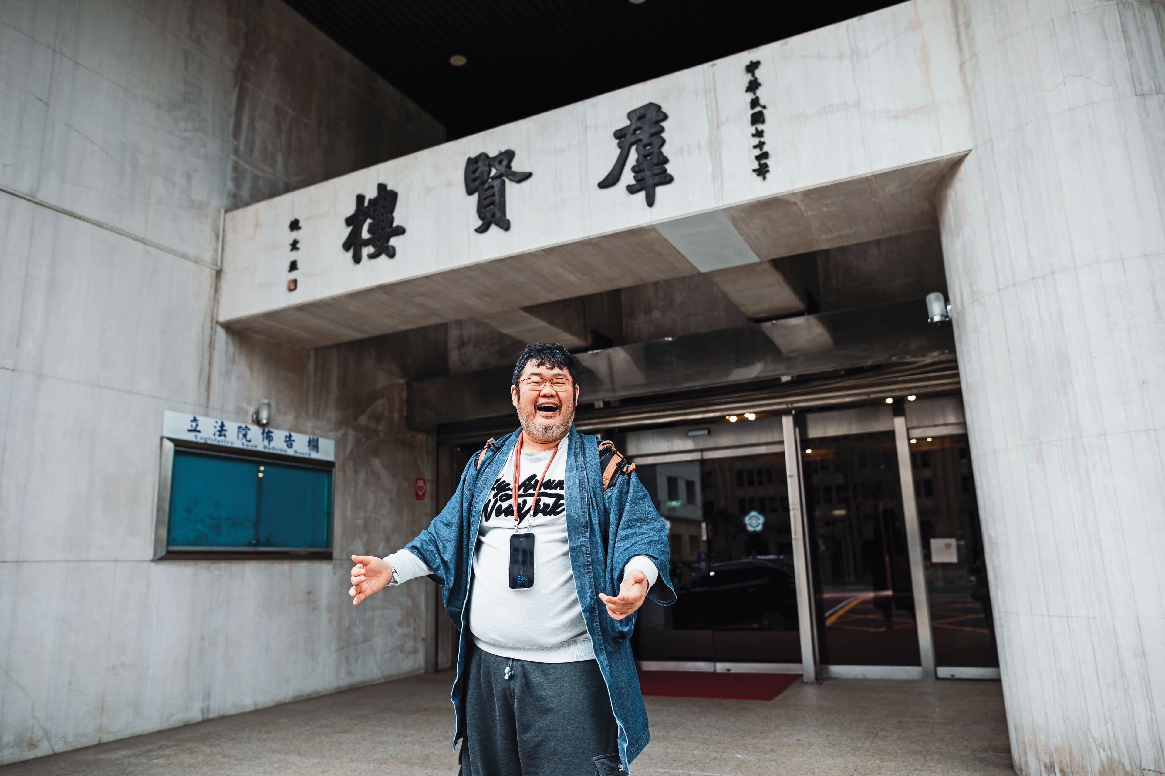 四叉貓帶我們進行立法院周邊巡禮,說明側門好攻正門易守,還開玩笑說知識都是從「天堂」網遊的攻城戰學來的。