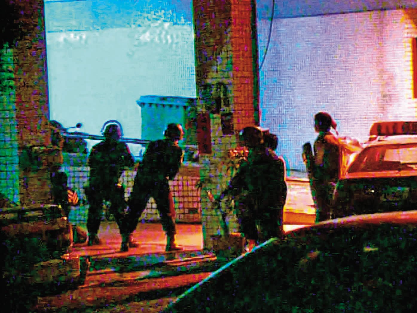 特勤隊警員擺陣攻堅,準備緝拿藍元昌及其黨羽。(東森新聞提供)