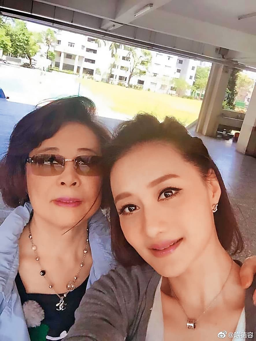 陳德容母親(左)今年已81歲,經常到中國大陸和她同住。 (翻攝自陳德容微博)