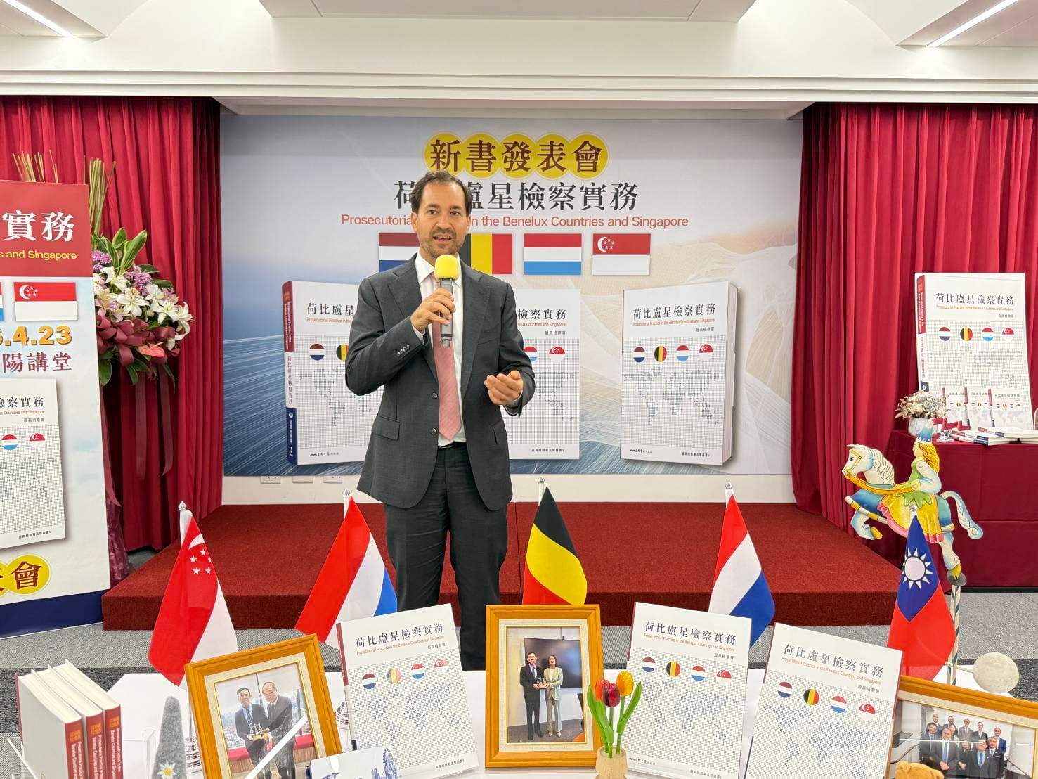 最高檢察署今（23）日於貴陽講堂舉辦《荷比盧星檢察實務》新書發表會，正式發表我國首部系統整理荷蘭、比利時、盧森堡及新加坡檢察制度與實務運作專書，檢察總長邢泰釗說明新書緣由，相關各國駐台代表也與會參與，場面盛大。（最高檢提供）