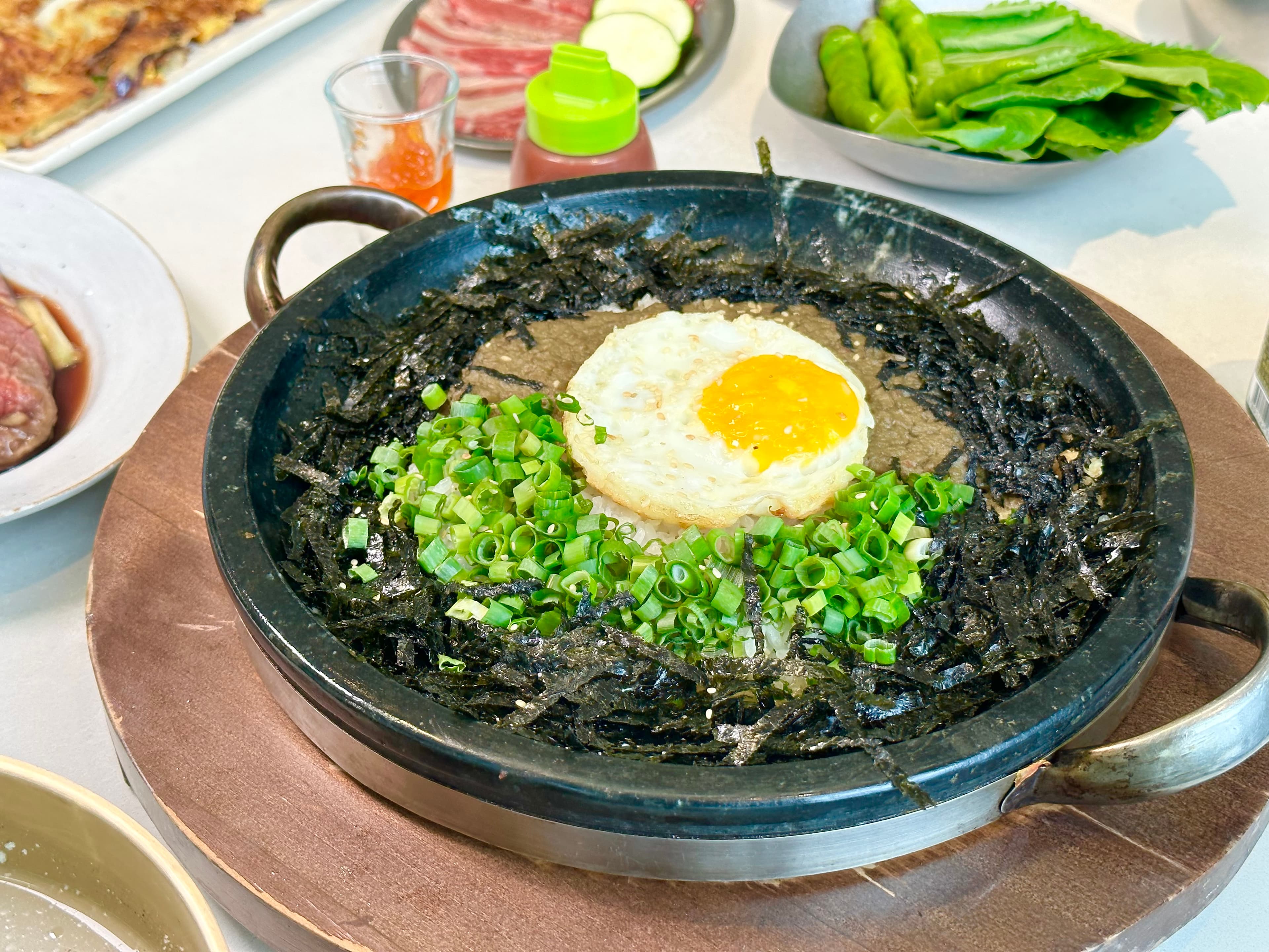 「石鍋蟹膏拌飯」上桌時，會先讓鍋底米飯呈現鍋巴狀才開始攪拌。（需另加價249元）