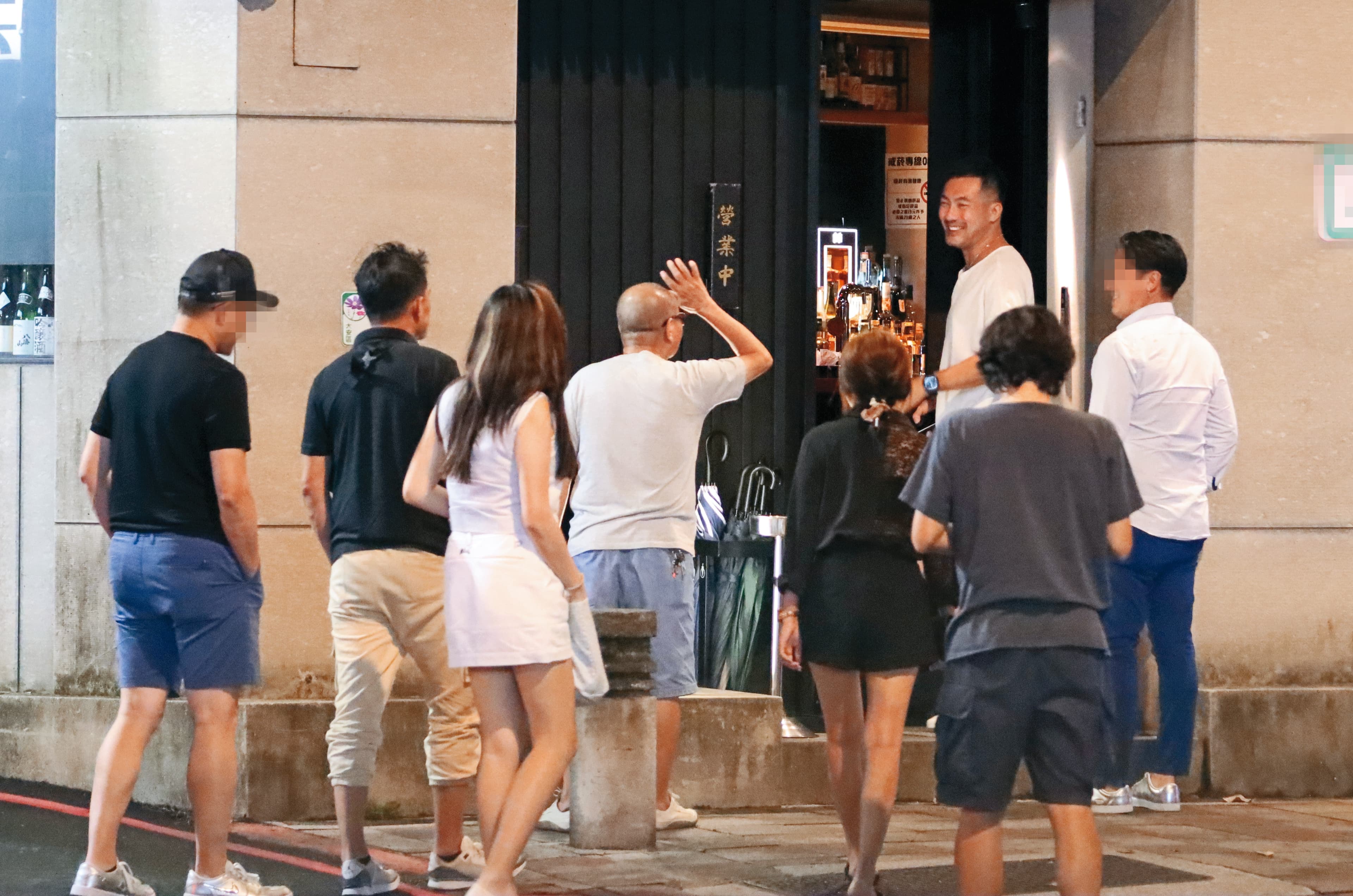 邱隆杰(右二)和朋友搭多元計程車到自己的店,一群人上了2樓聚餐。