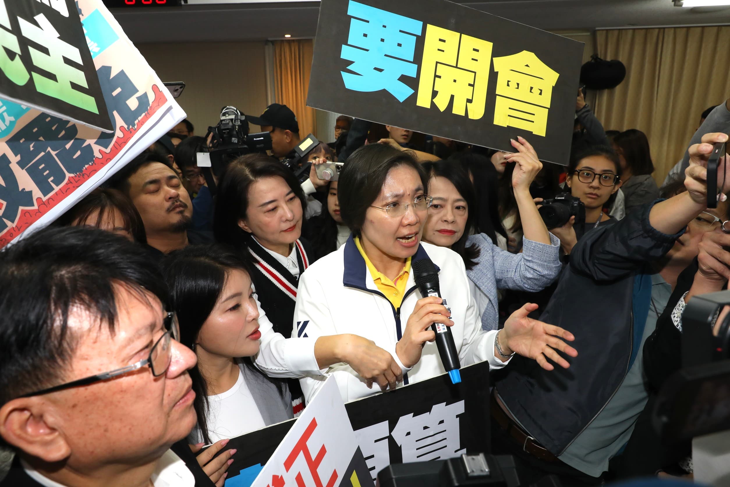 國民黨、民進黨先前均為《選罷法》草案吵翻天,圖為綠委11月20日阻撓徐欣瑩開會。(本刊資料照)