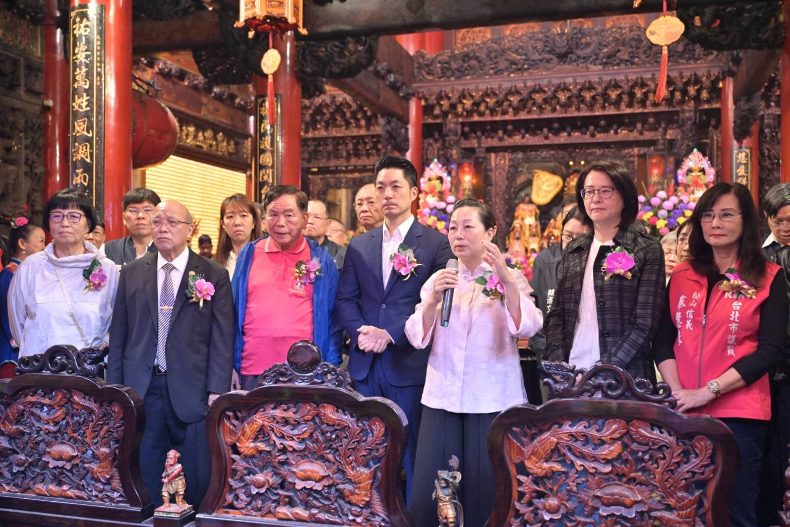 徐榛蔚29日到台北和蔣萬安、王鴻薇等人同台,接受廟方捐贈物資。(花蓮縣府提供)