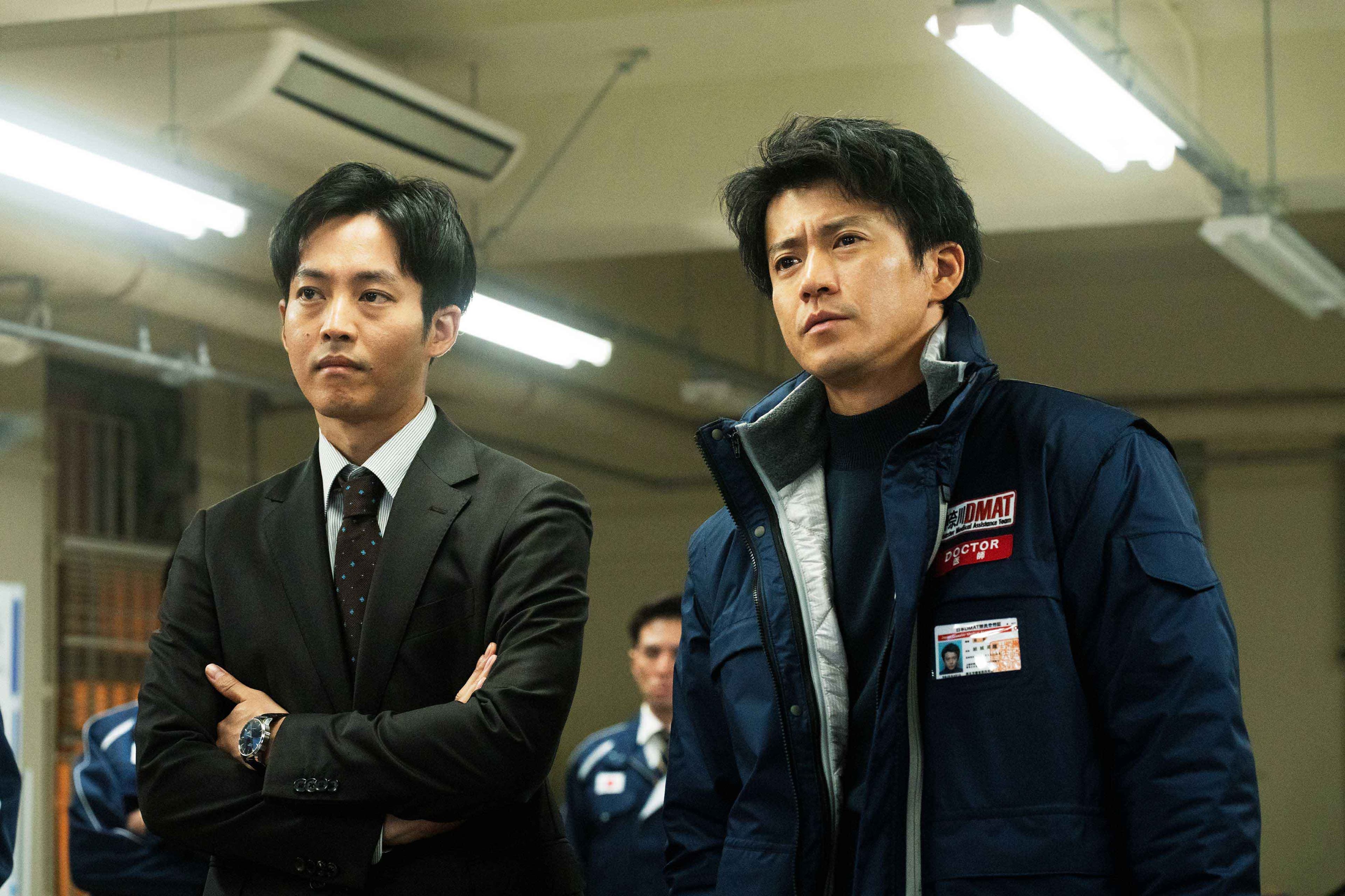 電影《戰疫前線》還原日本「鑽石公主號事件」，由小栗旬（右）松坂桃李等演員主演。（天馬行空提供）