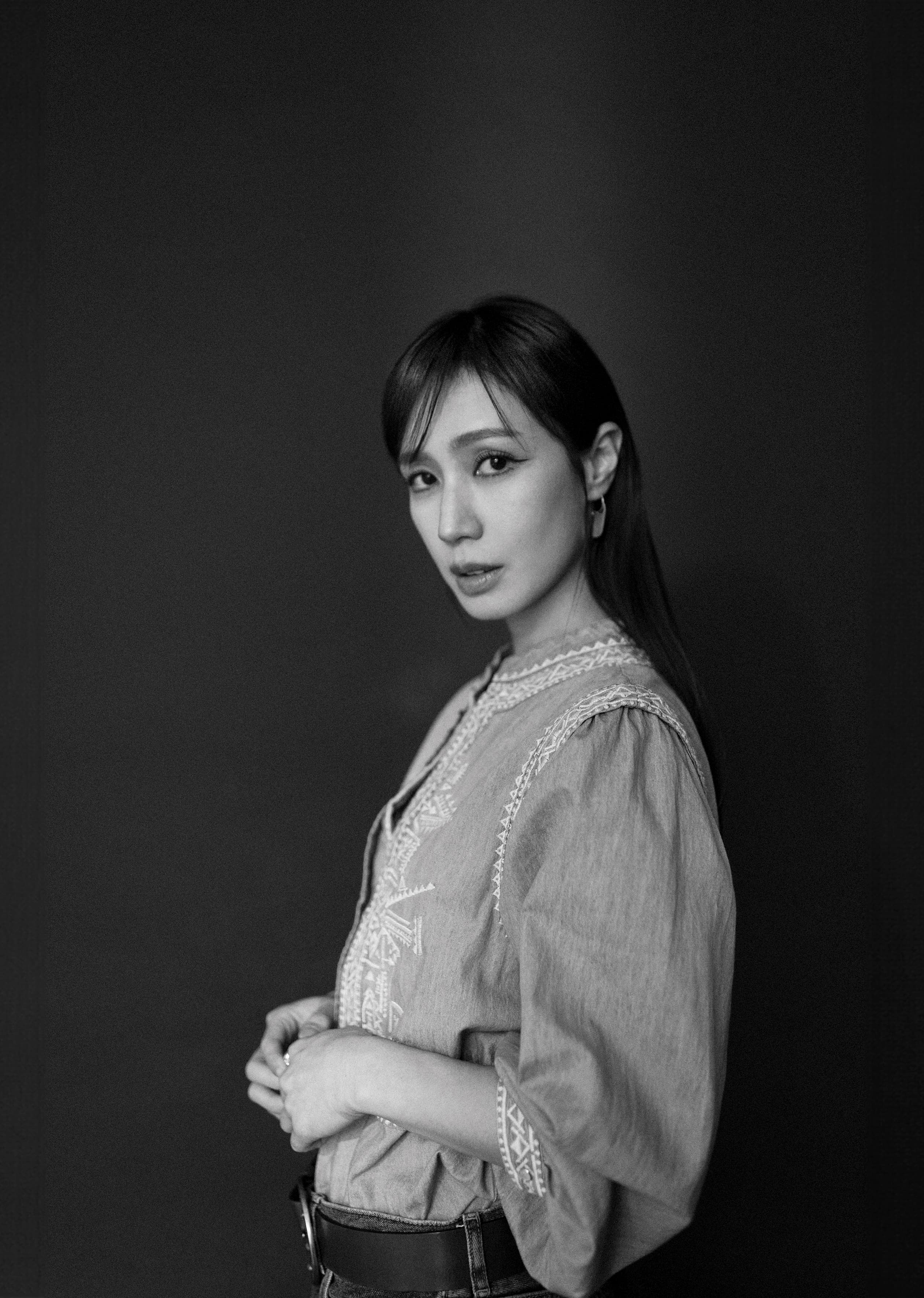 小薰很想演出精神分裂的角色,「為什麼一個人會有12種性格?這個人一定經歷了什麼⋯而且有時候我可以在演戲跟角色當中,去修補我心裡面的黑暗面。」