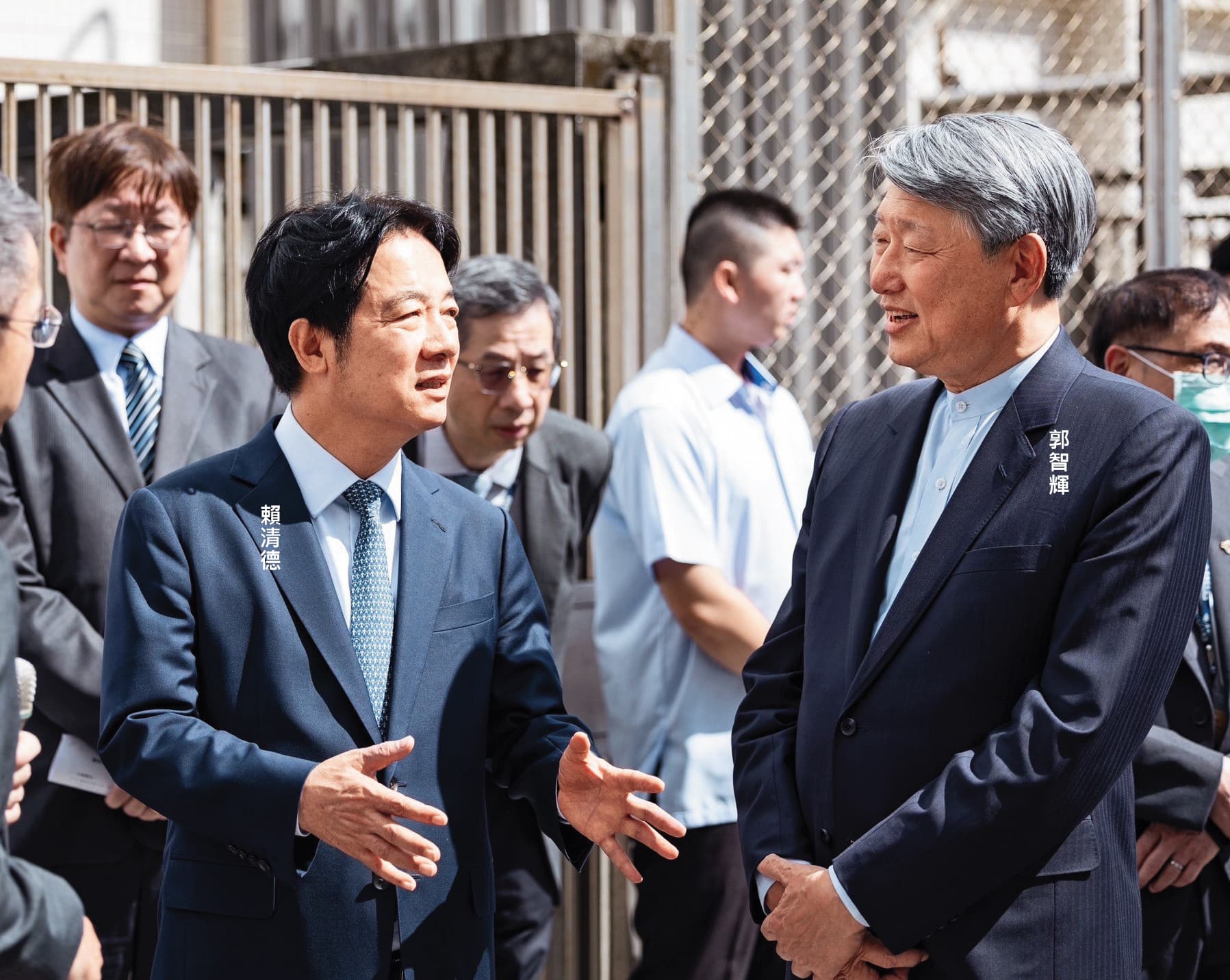 郭智輝隨賴清德政府上任後風波不斷,一再爆出失言等爭議。圖為2人去年10月參訪林口長庚畫面。(總統府提供)