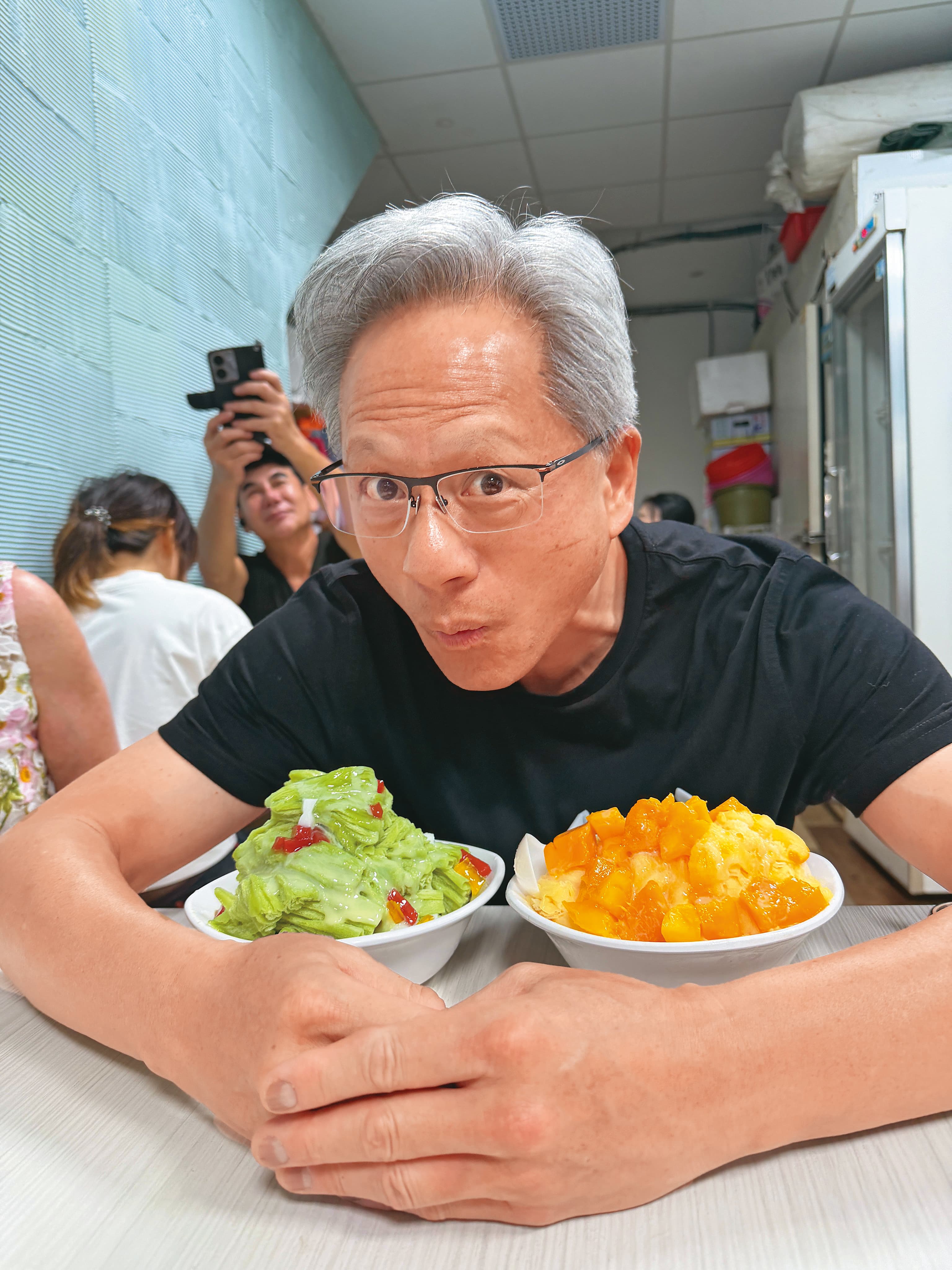 黃仁勳展現吃貨本性，護食不分貴賤，這冰我誰也不讓！（翻攝自X/NVIDIA）