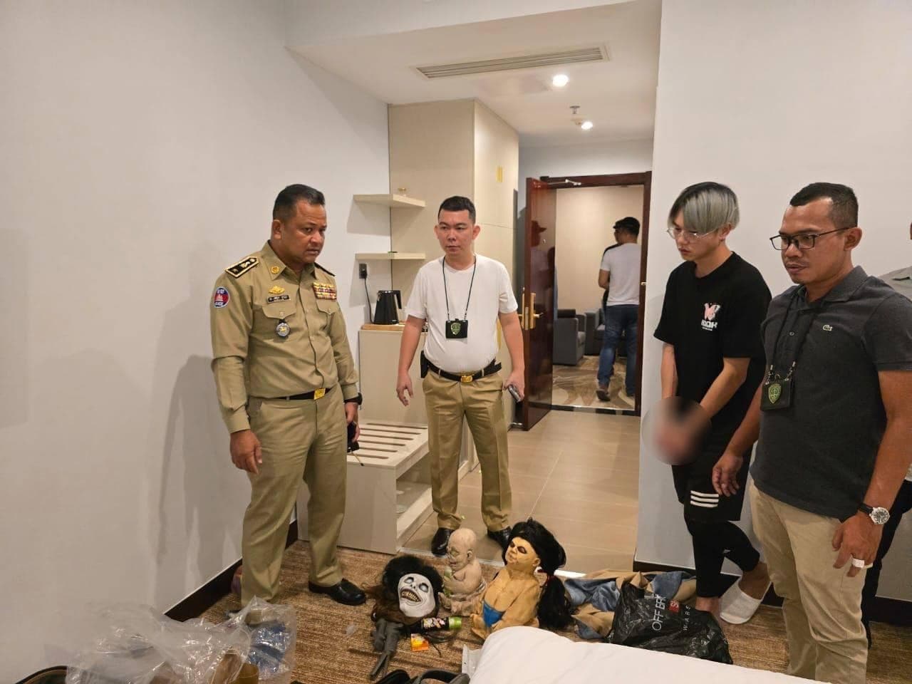 警方在現場找到許多鬼娃與鬼面具。(翻自《Fresh News》)