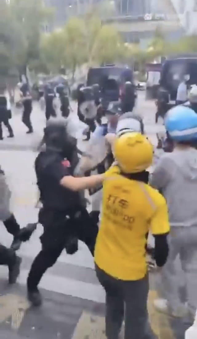 這起外送員與保全的衝突,演變成警民衝突。(翻自X平台)