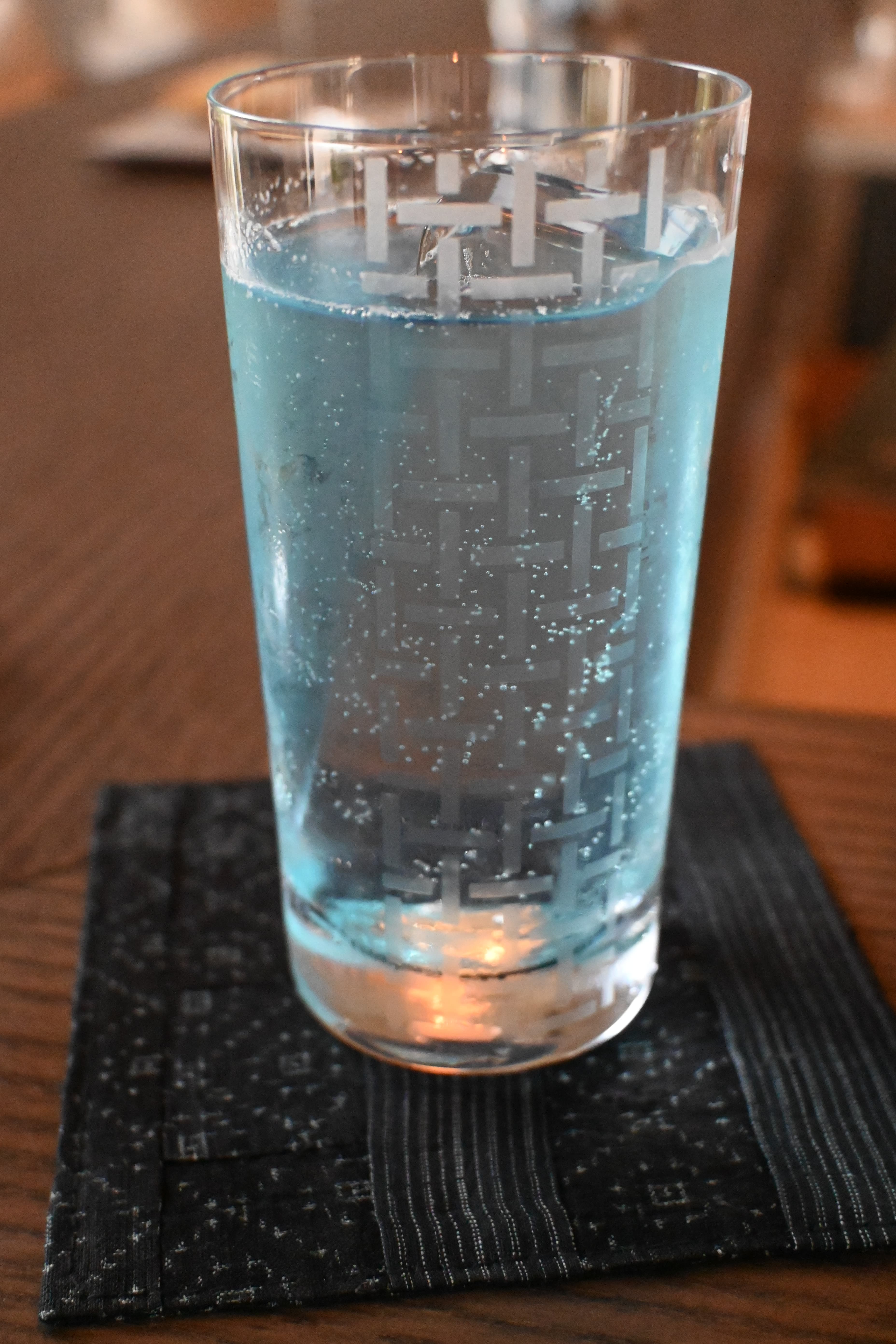 調酒「30×40」以宮古上布為靈感,基底是日本琴酒ROKU GIN與香艾酒搭配清爽的檸檬蘇打。(日幣4,000元/杯,約NT$758)