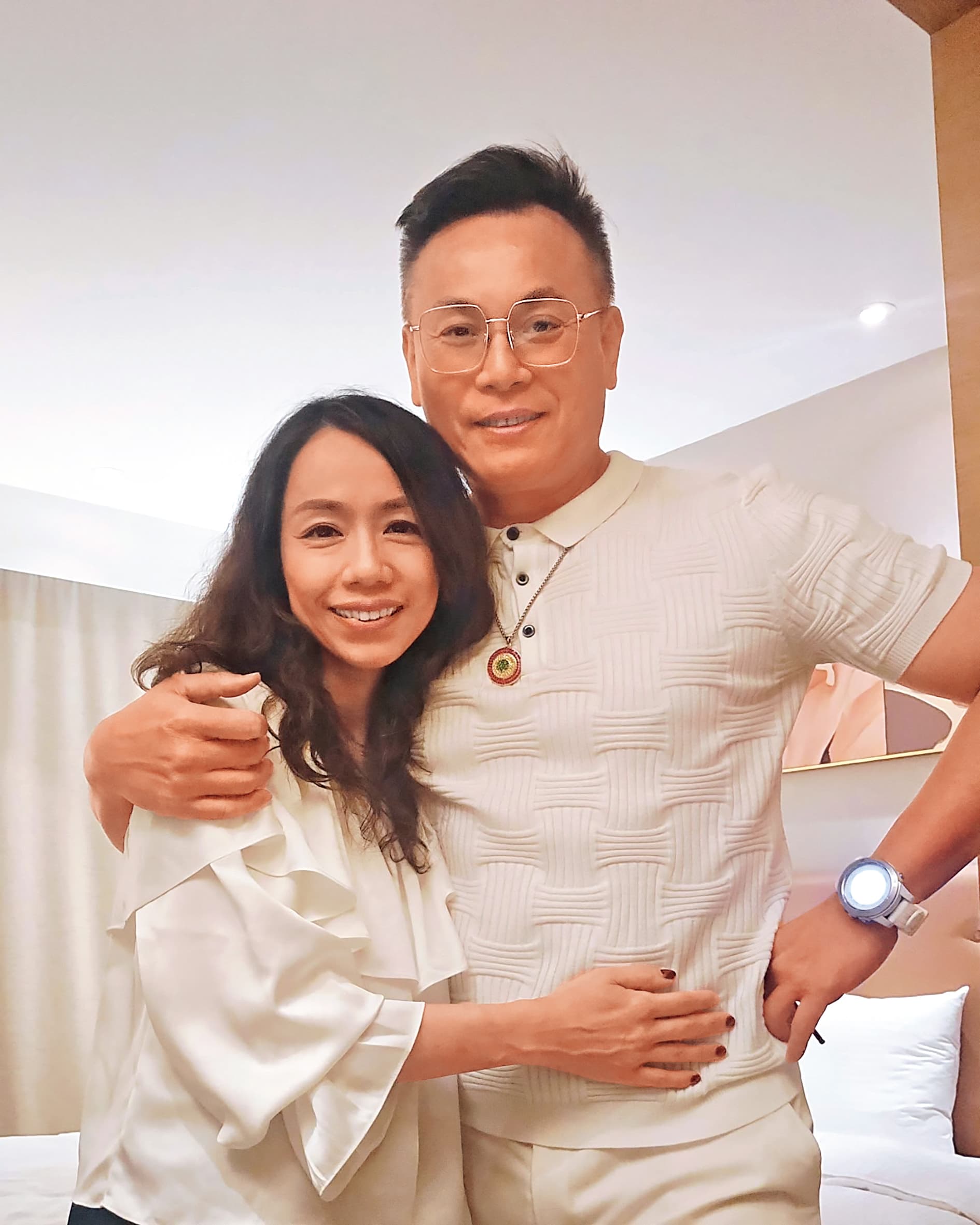 陳霆(右)和老婆陳潔瑩(左)時常一起直播分享日常互動。(翻攝自陳霆臉書)