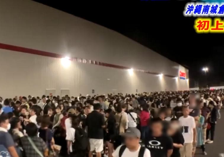 好市多開幕首日,上千民眾凌晨就開始徹夜排隊,想要搶先入場。(翻攝X@ryukyushimpo)